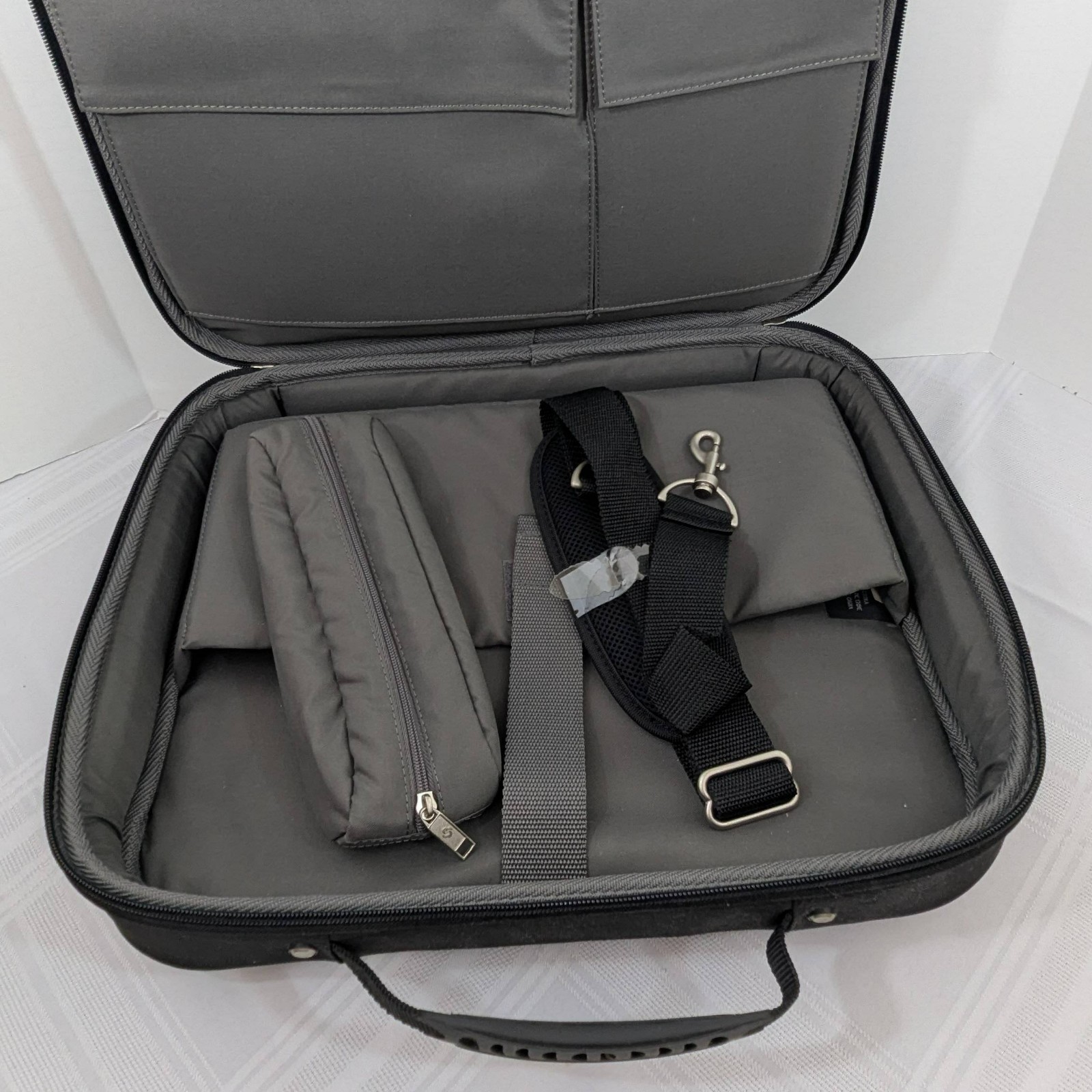 Samsonite padded laptop bag - black with shoulder strap
