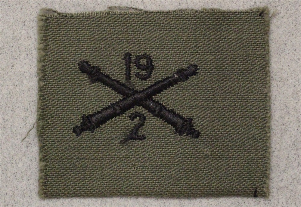 Army Officer Cloth Collar Insignia: 2nd Bn, 19th Artillery - subdued