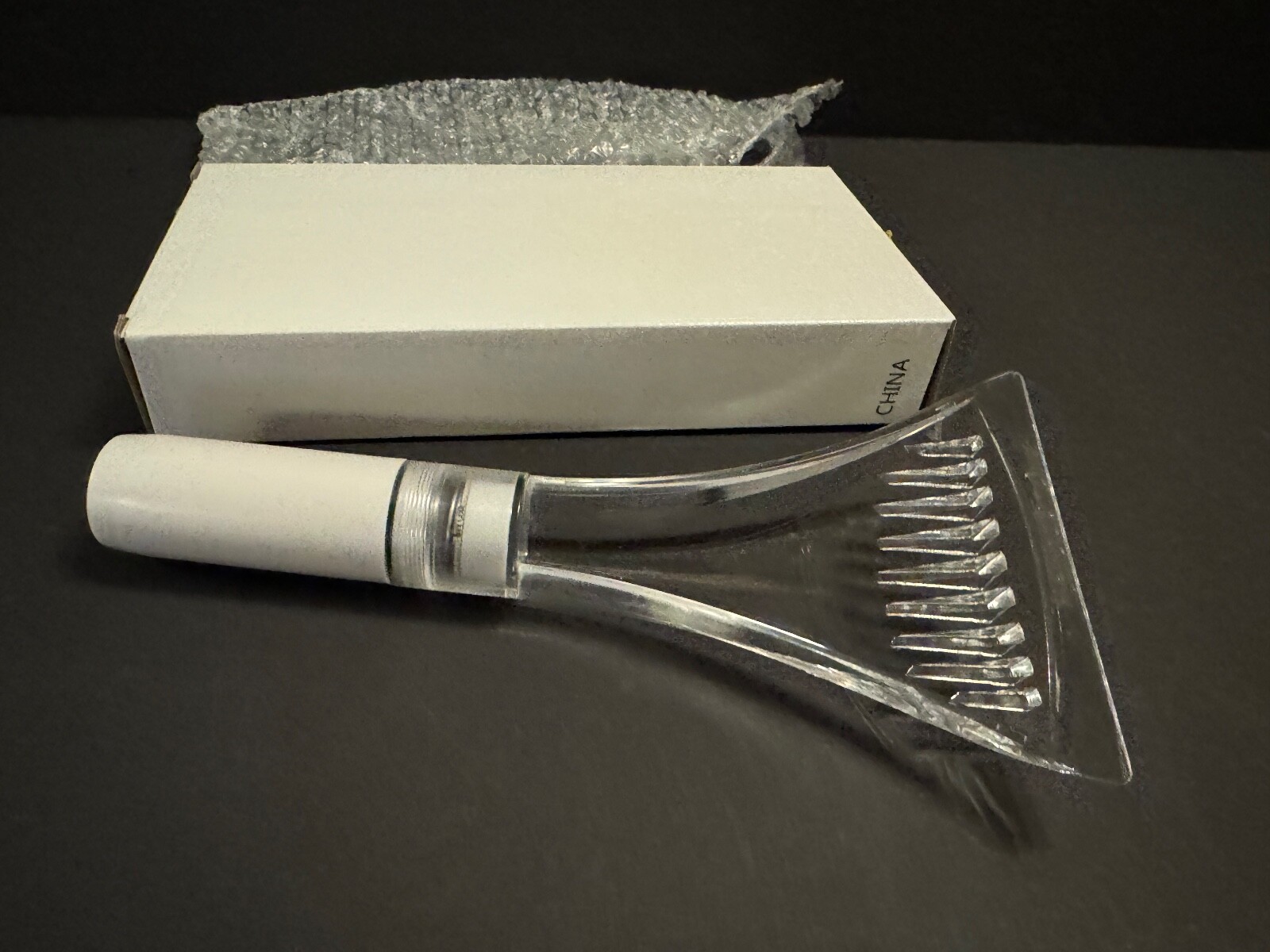 NEW! Mantle Buzz AUTO LIGHTED WINDSHIELD ICE & SNOW SCRAPER (Battery Operated)