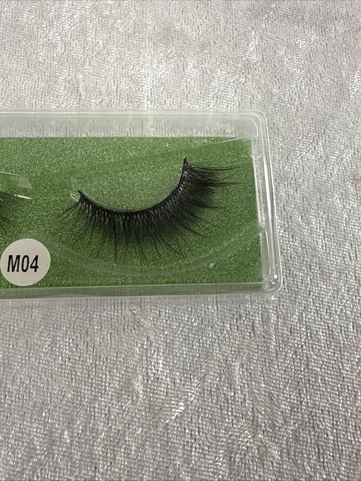 false eyelashes #M04