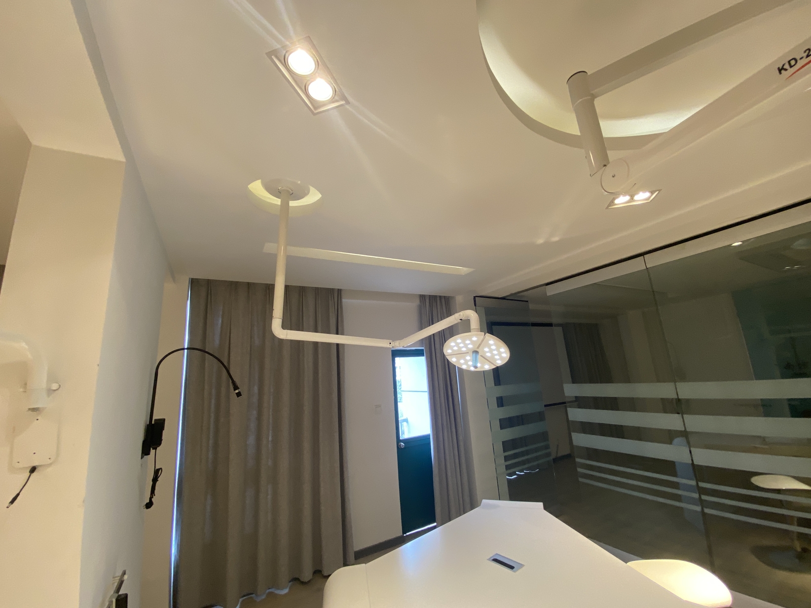 Dental LED Shadowless Ceiling Mounted Operating Examination Lamp KD-2018D-1 USA