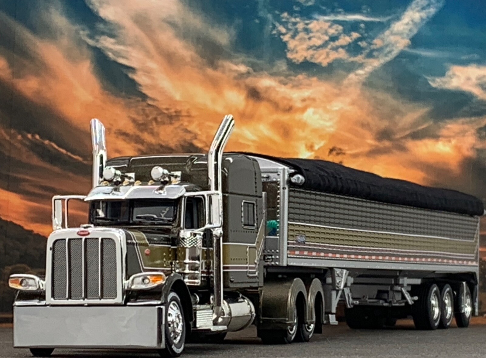 1/64 DCP PETERBILT 389 70" MID ROOF W/ WILSON PACESETTER GRAIN TRAILER