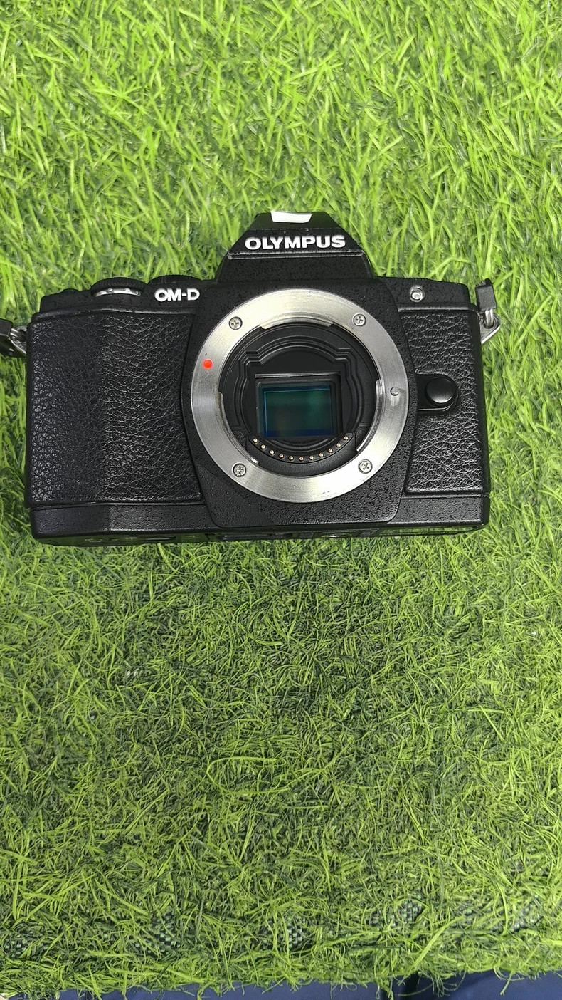Olympus OM-D E-M5 16.1MP Mirrorless Digital Camera Body only Touchscreen - Black