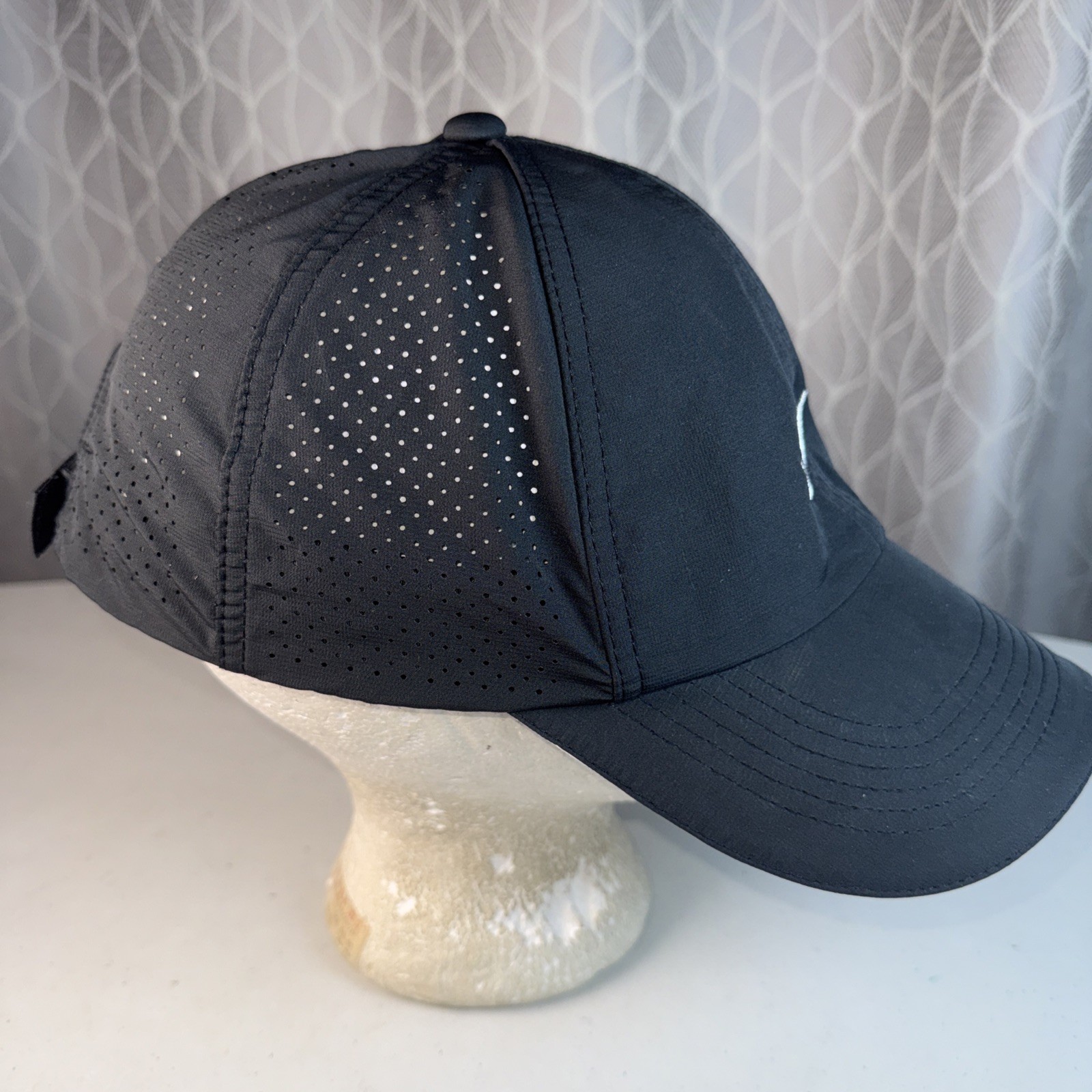 Nike Golf Lt Wt black Polyester Hat Cap w Sparkle White Swoosh Vented Hook Loop