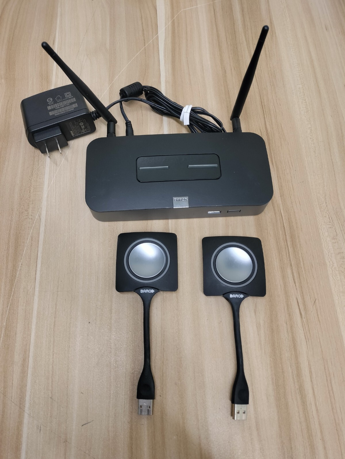 BARCO R9861008 WIRELESS PRESENTATION SYSTEM & 2xClickShare R9861006D01 & Adapter