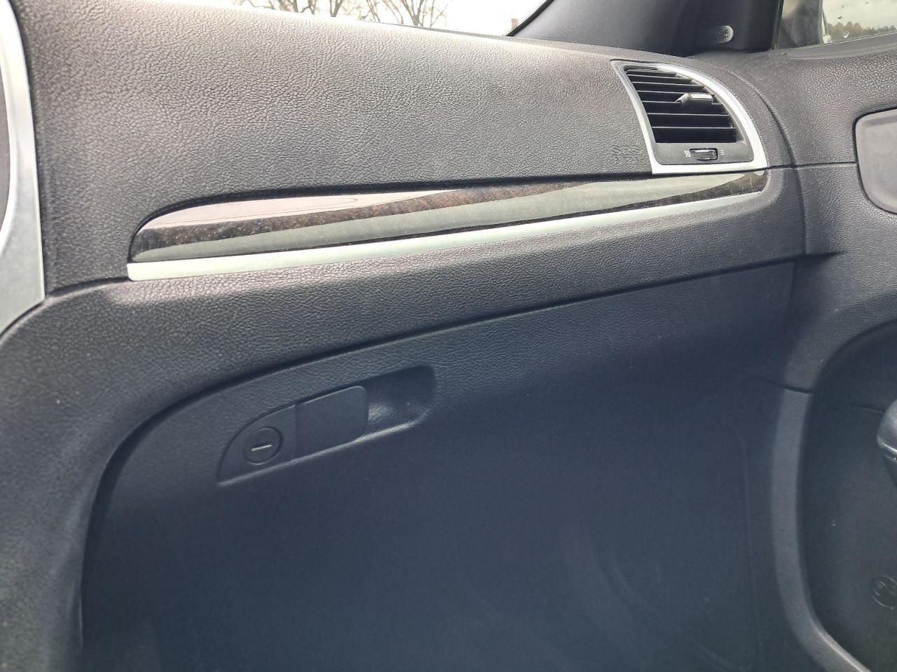 300 2014 Glove Box 4845961