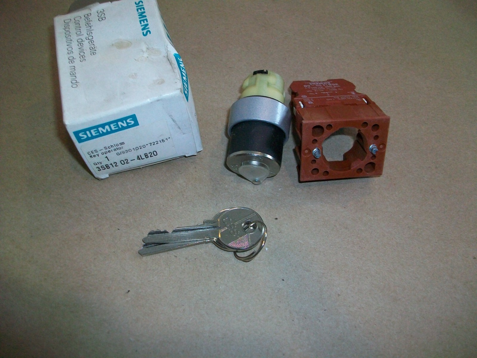 Siemens Keyed Selector Switch Cylinder Lock 3SB12 02-4LB20  NEW IN BOX