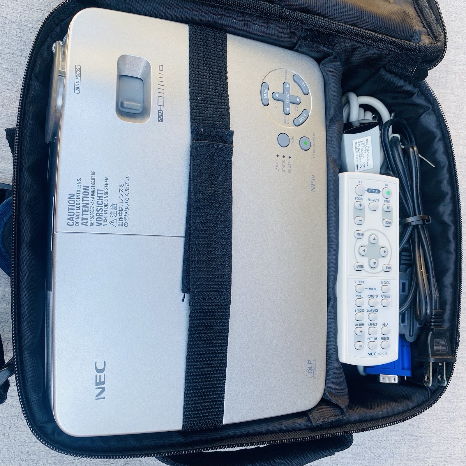 NEC NP40 Portable DLP Projector Bundle Remote Case VGA Cables Manuals 2007