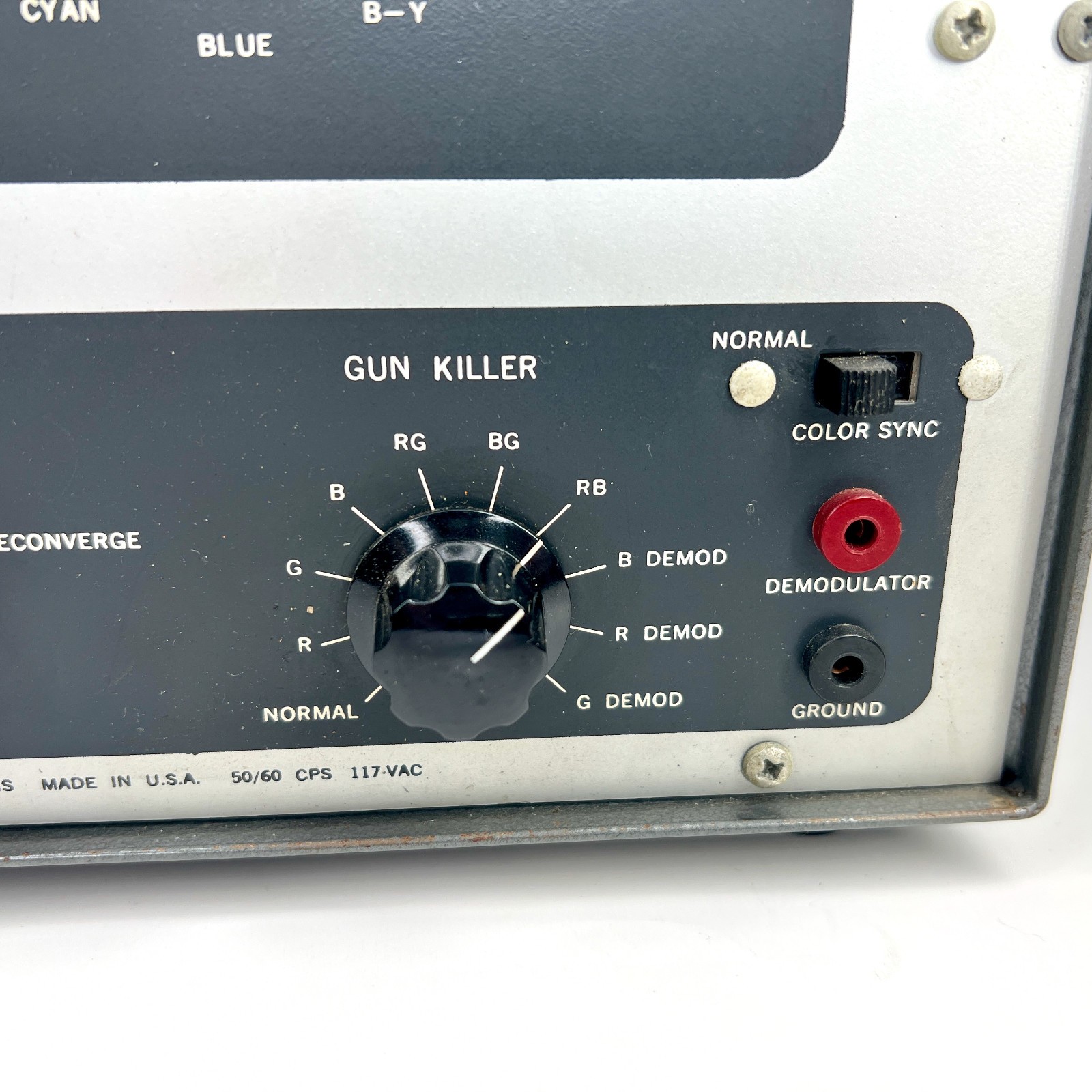 B&K Model 850 Color Analyst CRT TV Test Equipment - Powers On - READ BELOW