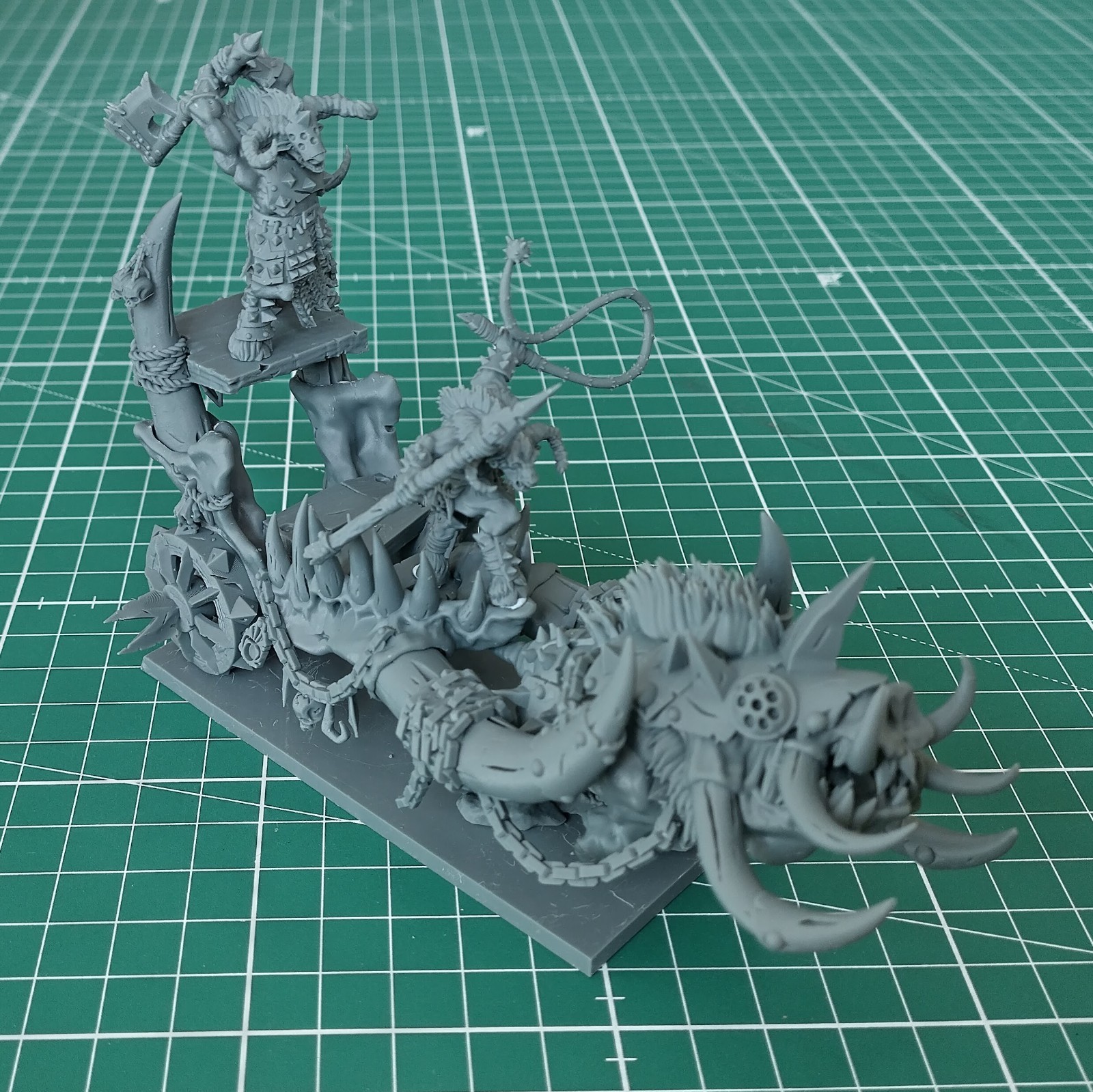 Avatars of War Beastmen Chariot Kit with 2 x Crew (base included)