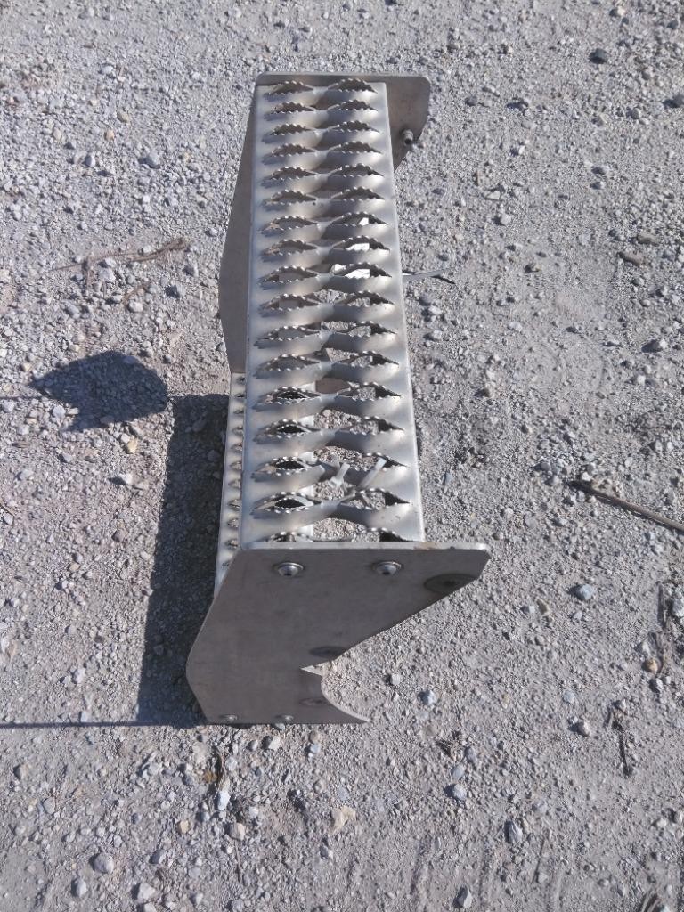 Replaces 2020 PETERBILT 579 FRAME STEP , IL