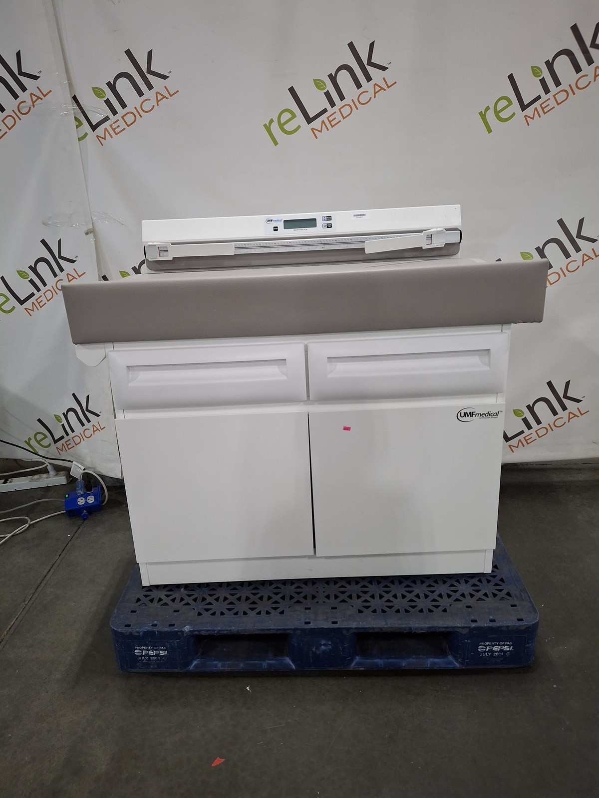 UMF Medical 5900 Pediatric Exam Table