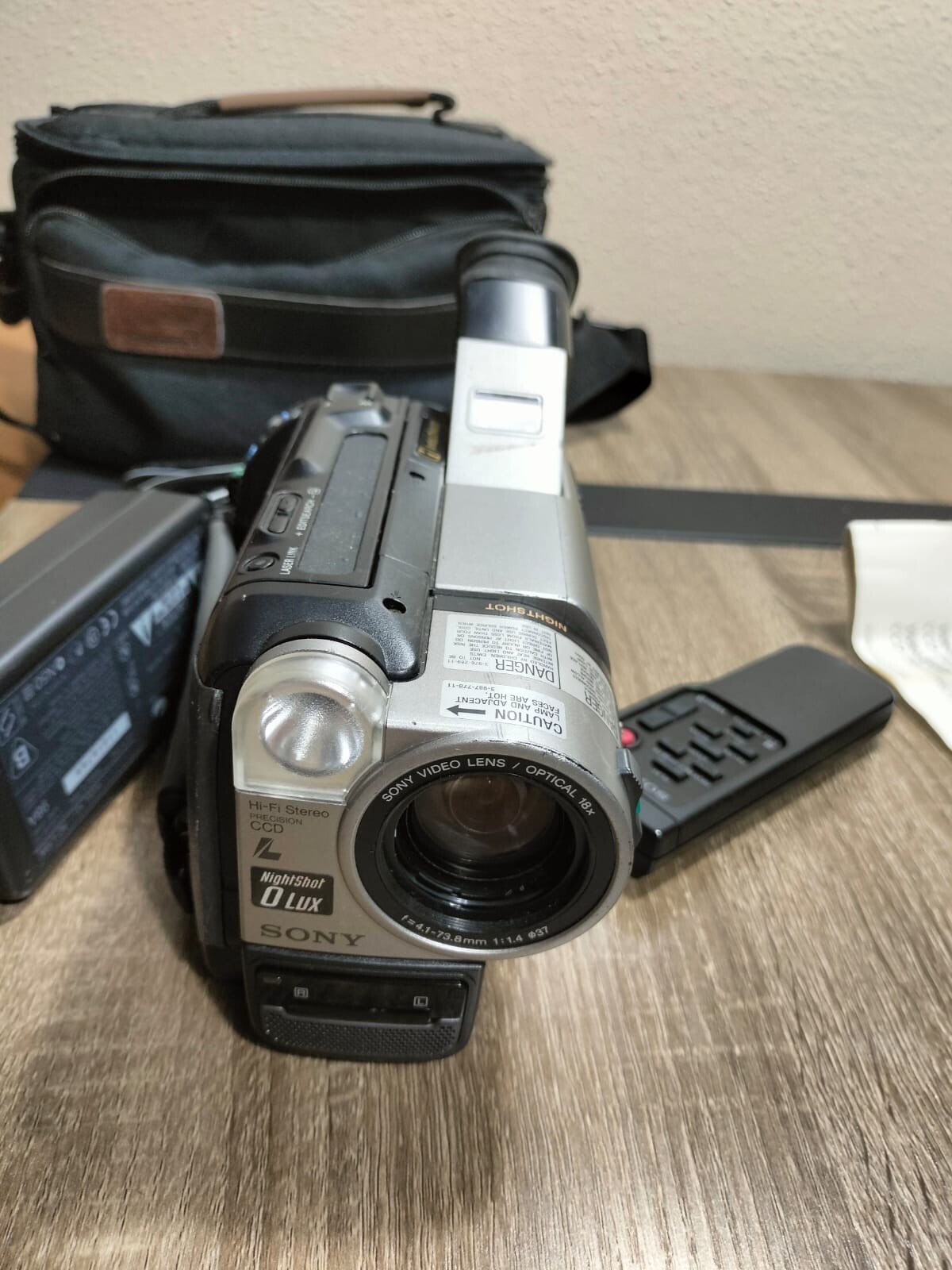 Sony HandyCam 72x Model # CCD-TR917 w/ all Accessories   **EXCELLENT CONDITION**