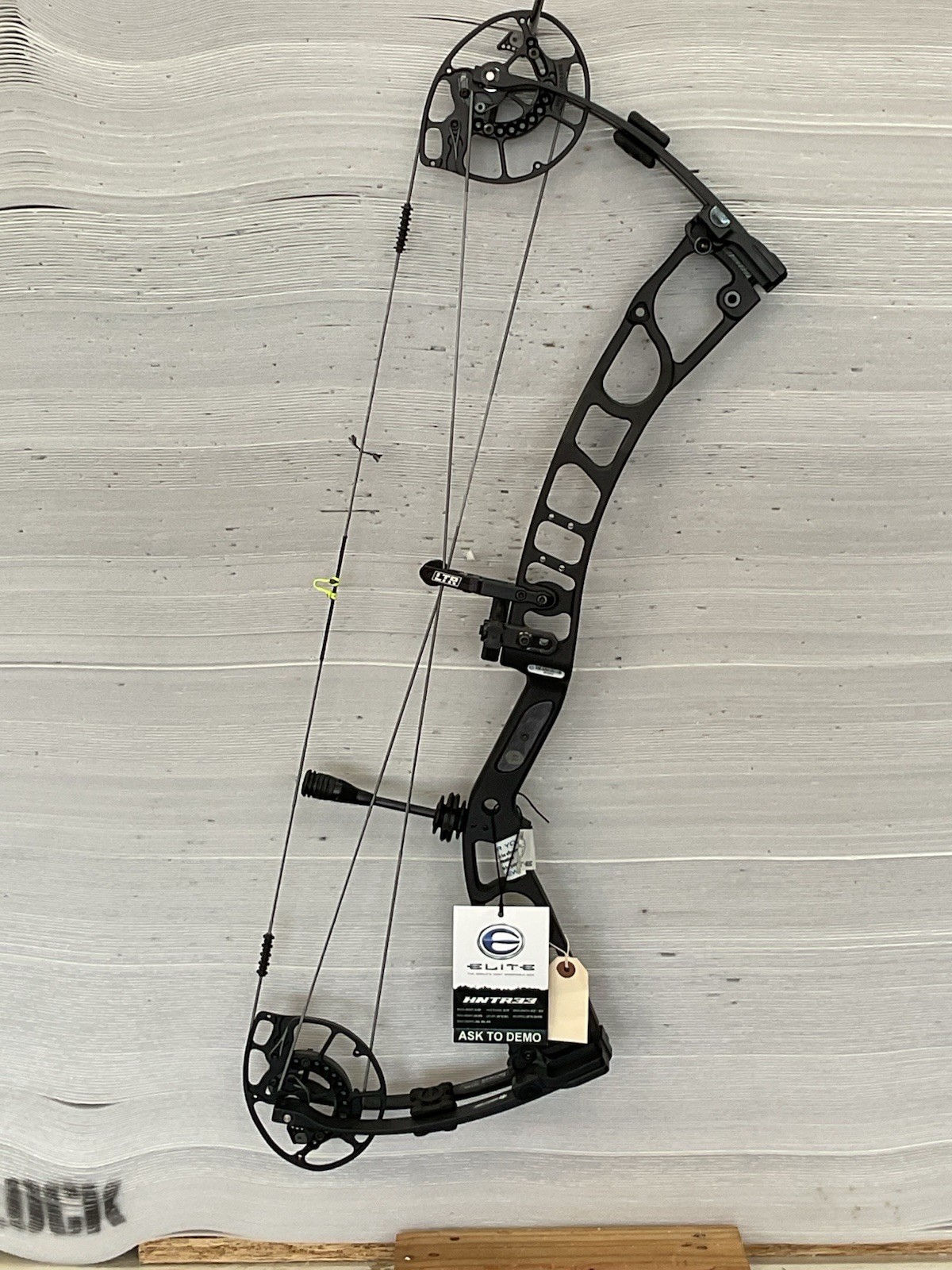Elite Hunter 33, RH, In Black