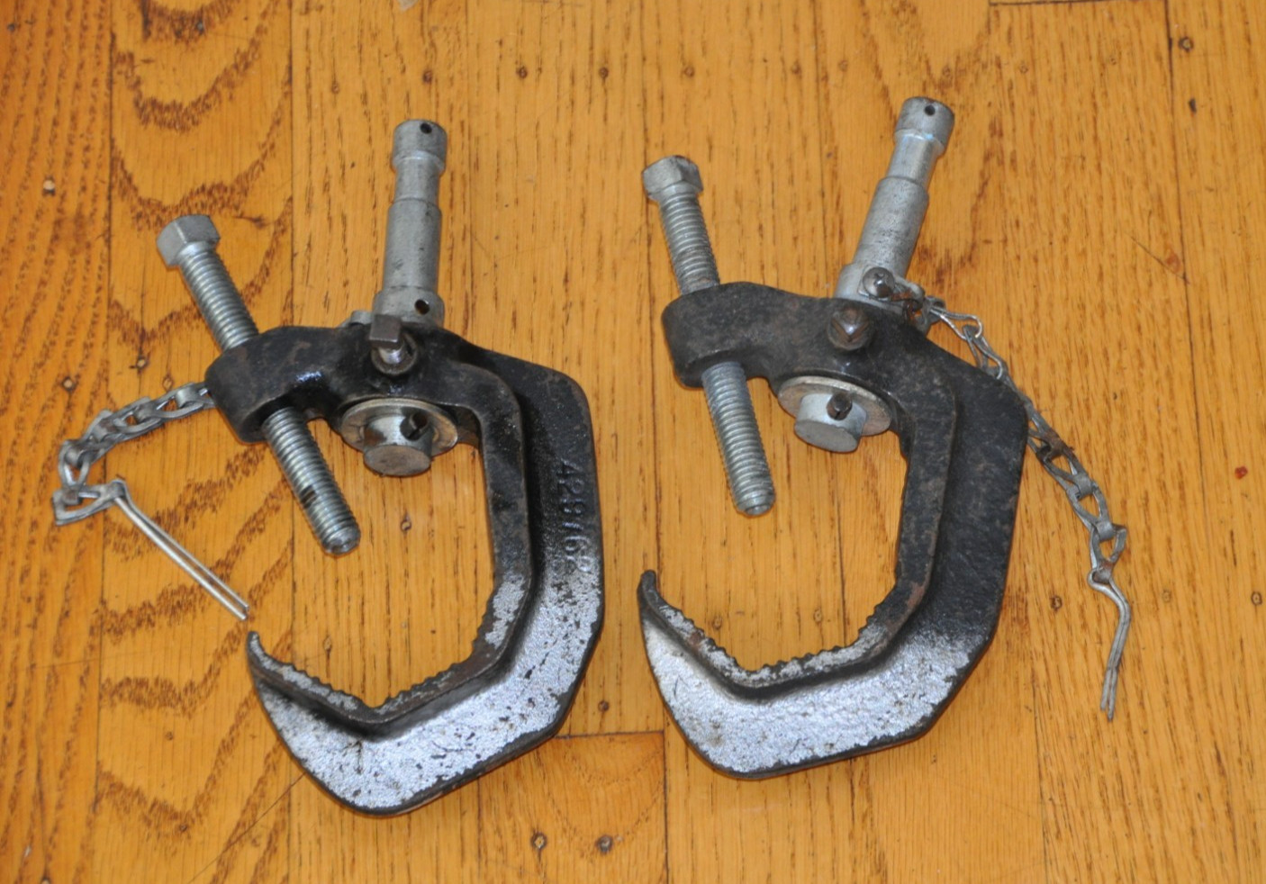 Lot of 2 Matthews 429762 Baby Pipe Clamp 5/8" Pin Light Hanger w/ Safety Chain