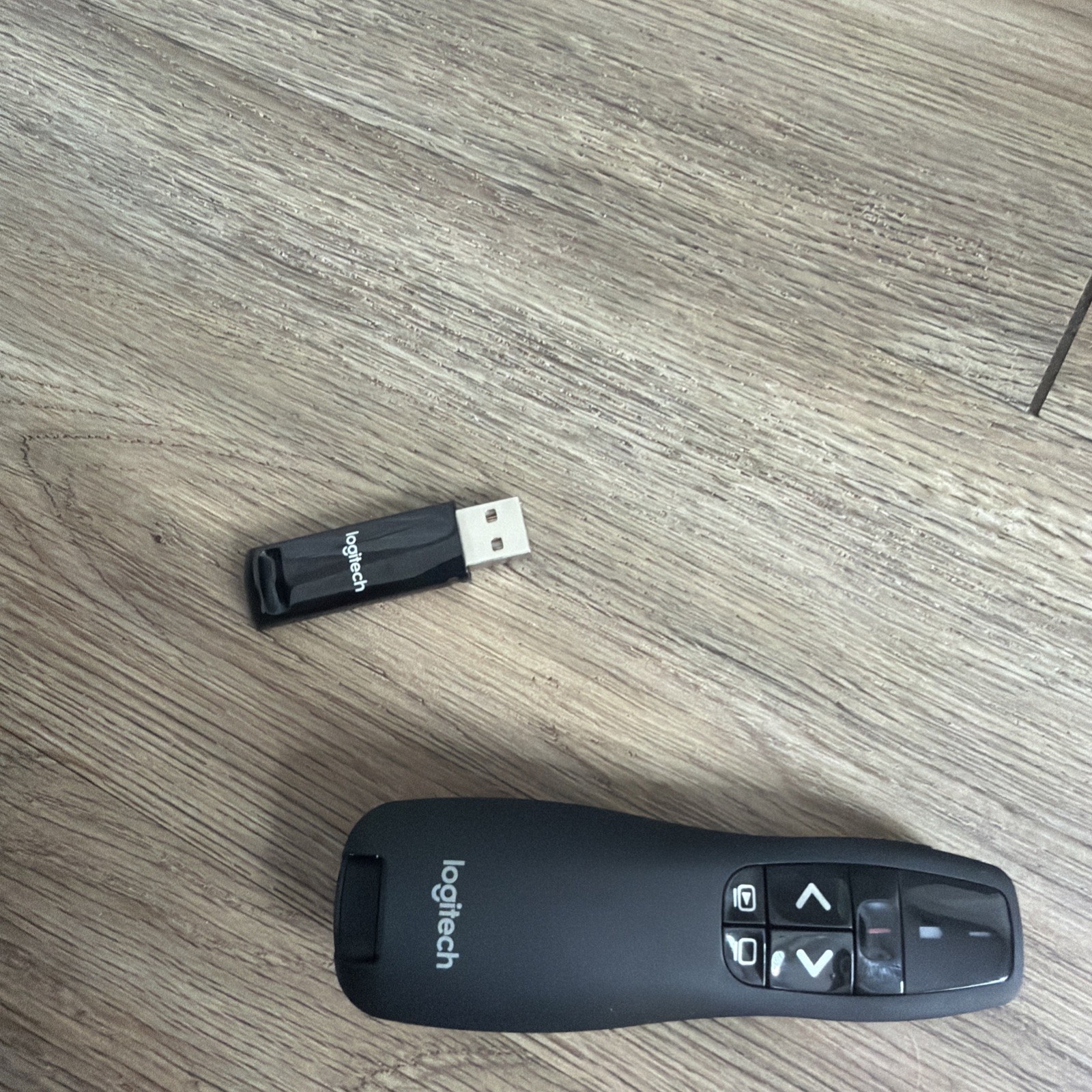 Logitech R400 Laser Pointer Presentation Remote