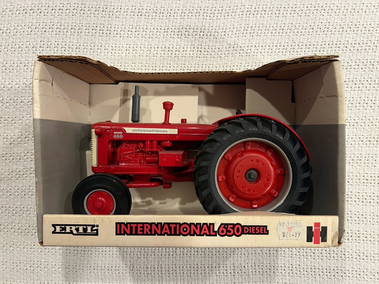 ERTL INTERNATIONAL 650 DIESEL WIDE FRONT DIECAST 1/16 SCALE 246 NEW OLD STOCK