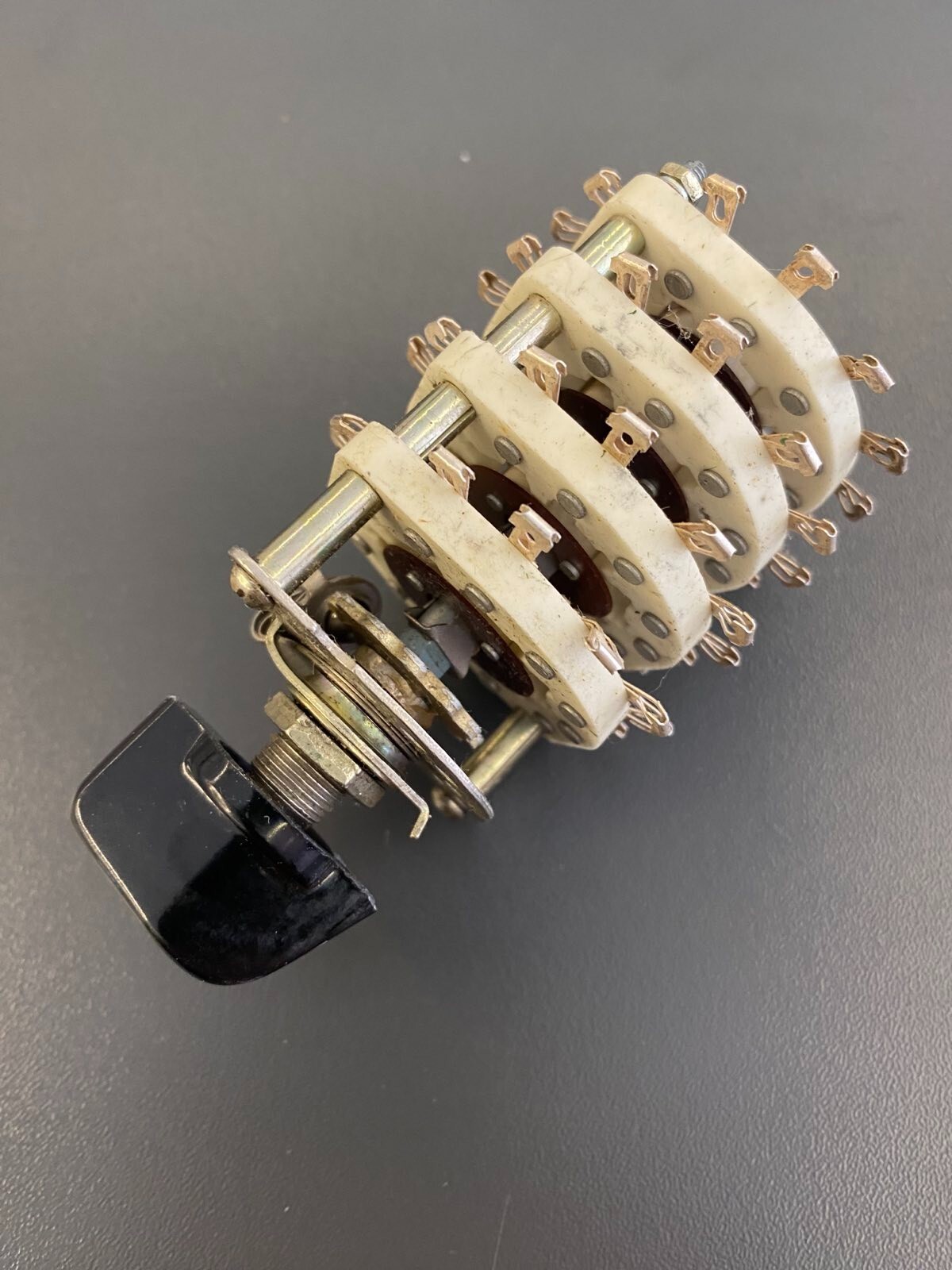 Ceramic Rotary Switch 4 pole 11 positions with knob Break-Before-Make. NOS Lot 1