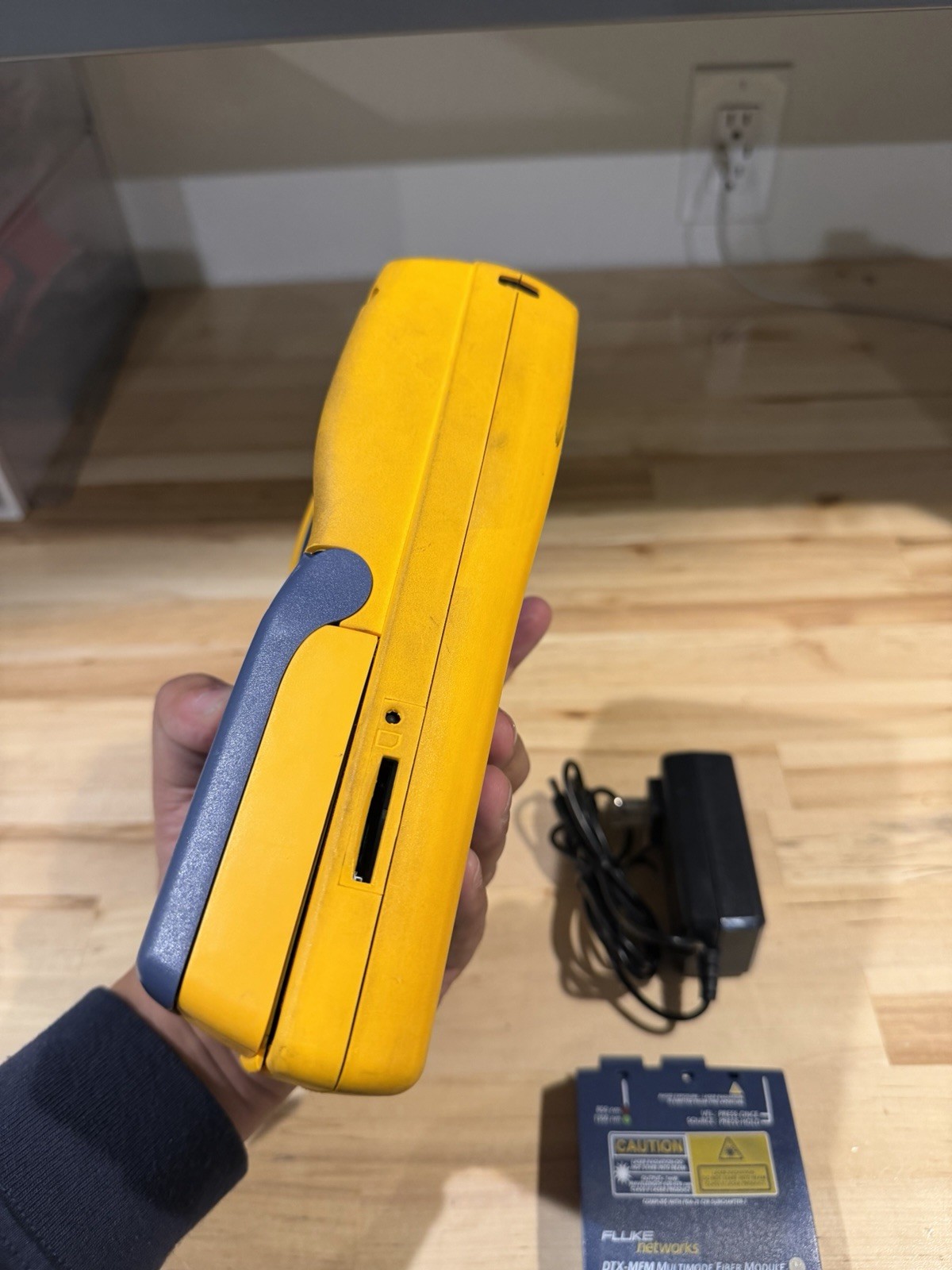 FLUKE NETWORKS DTX-1200 MAINFRAME & FIBER MODULE W/ CHARGER (TESTED)