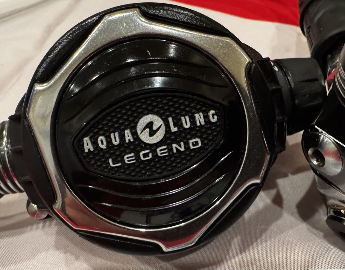 AQUALUNG LEGEND LX  REGULATOR WAY-COOL LOOKS LIKE NEVER WET!