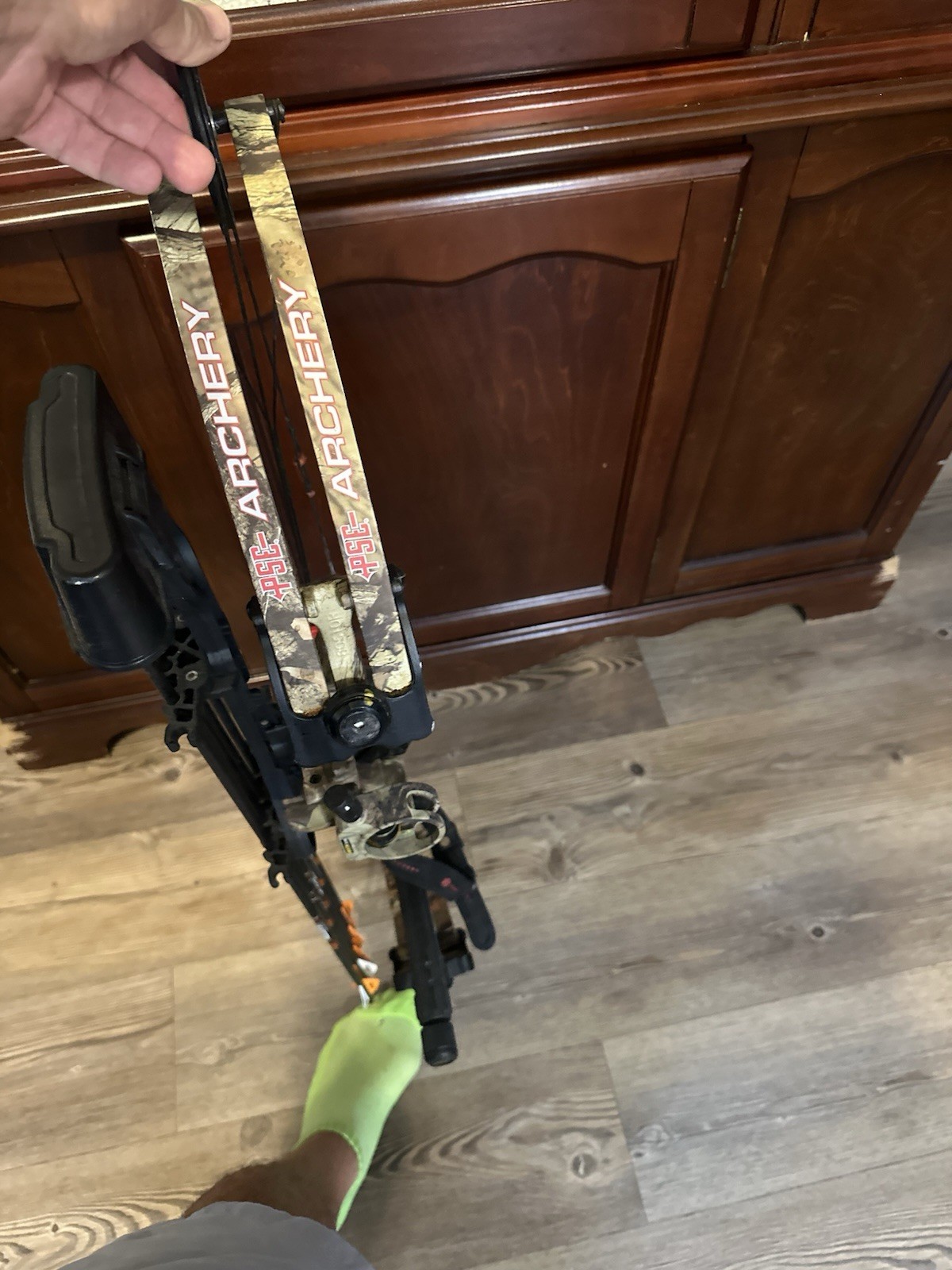 PSE Stinger Camo Compound Bow Comes with Arrows Quiver Broadheads