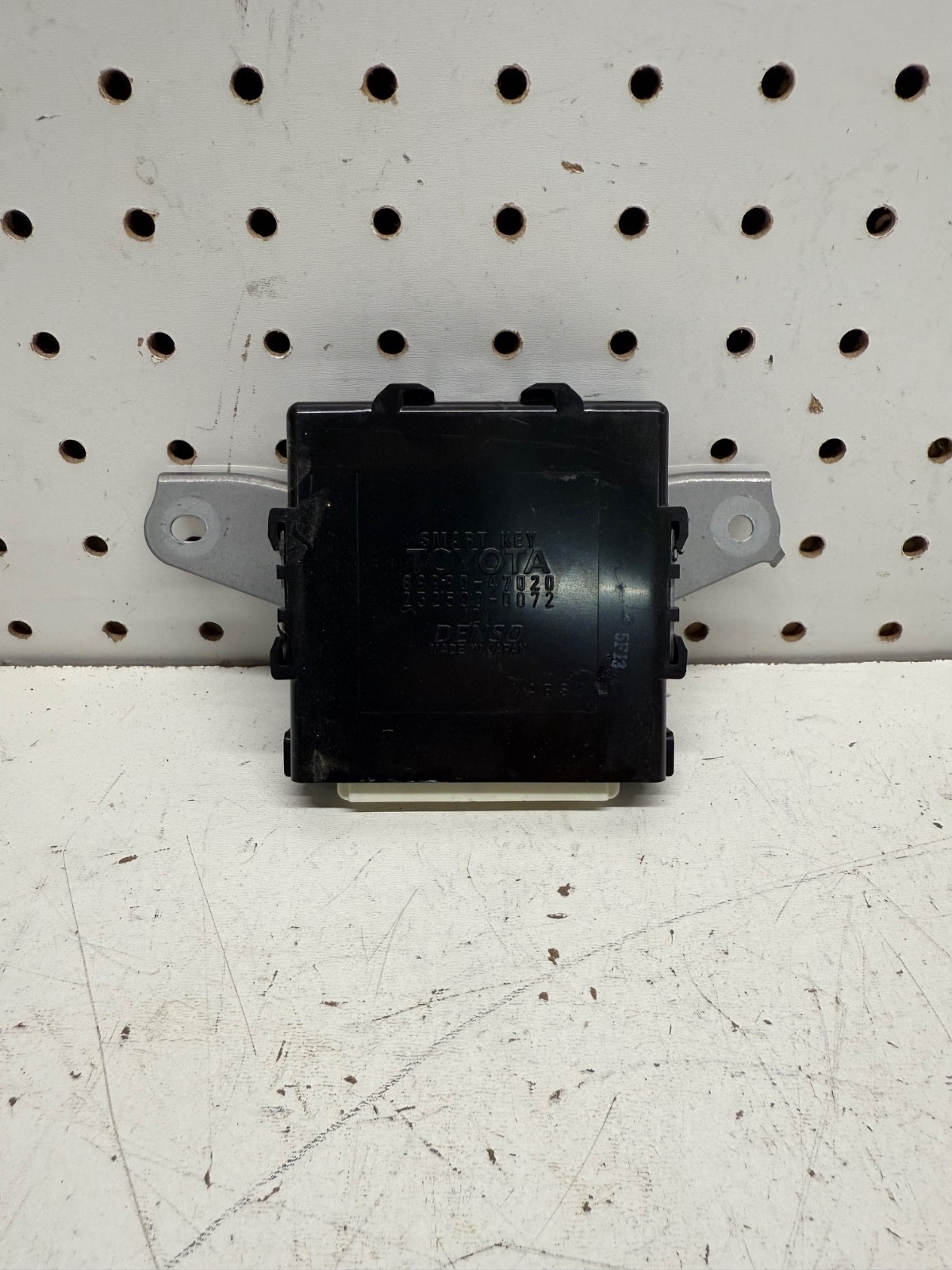 2004-2006 Toyota Prius Smart Key Computer Control Module OEM 89990-47020