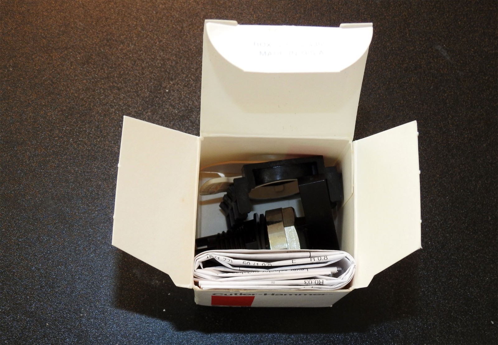 E22VL1 Cutler Hammer 3 pos. Selector Switch Operator, Spring Return to Center