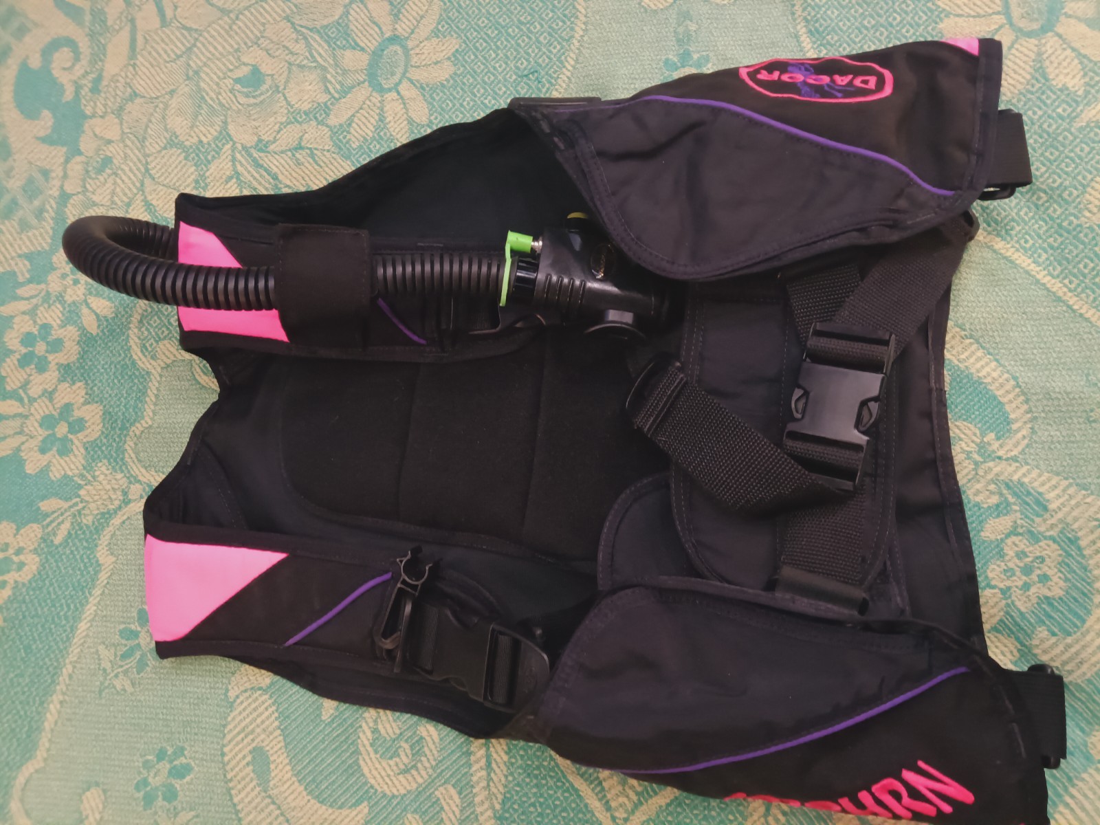 Dacor Sojourn Buoyancy Compensator BCD Black Pink Scuba Diving