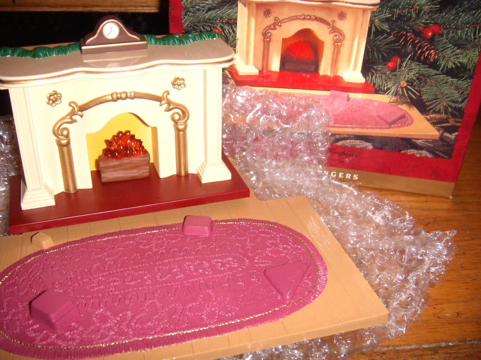 1993 HALLMARK KEEPSAKE ORNAMENT  THE BEARINGERS  FLICKERING FIRE PLACE LIGHT UP