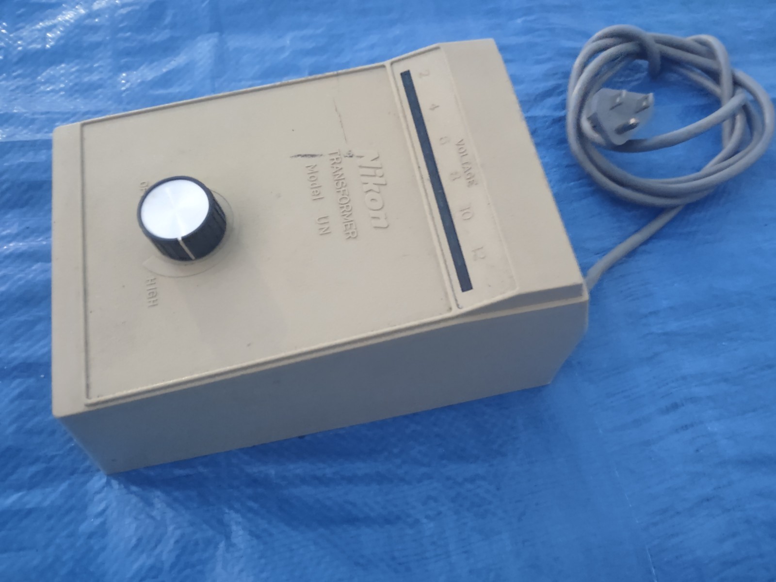 Nikon Model UN Transformer, 220-240V Variable Voltage Power Supply