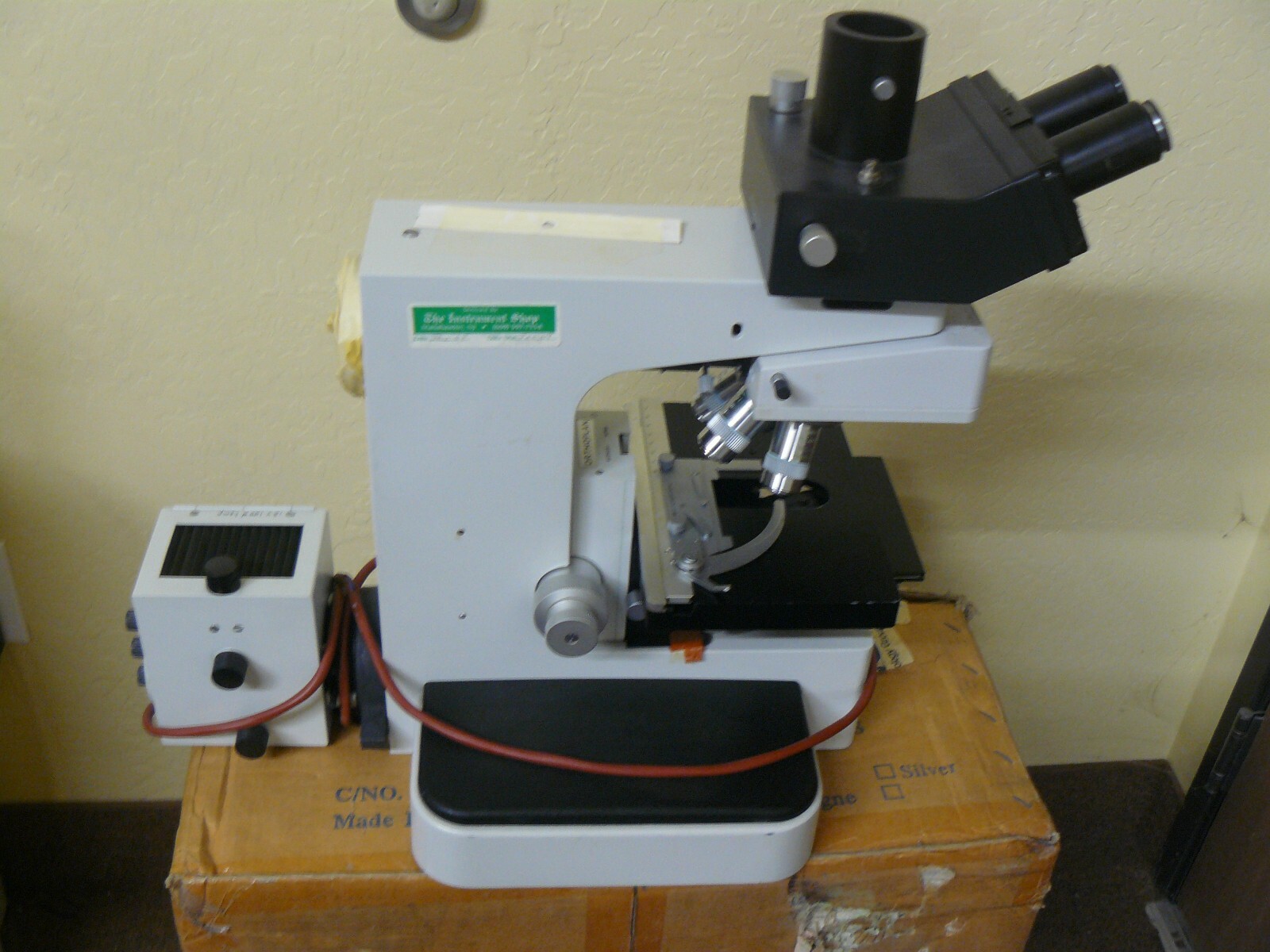 LEITZ WETZLAR ORTHOPLAN MICROSCOPE WITH OBJECTIVES FLUORESZENZ PHACO FLUOTAR