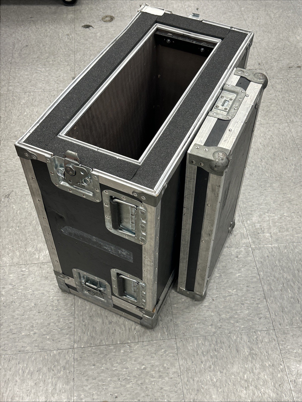 Flight Case Server Rack 4U Penn Elcom 19” Wide 21” Depth 2” Foam, missing parts
