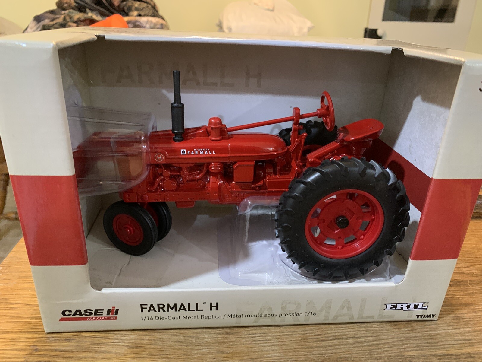 Ertl FARMALL H Tractor - 1/16 Scale - Die-cast.  NIB