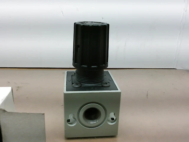 Numatics R22K-03G Check Regulator w/Gage 0-125 Psi-New No Box