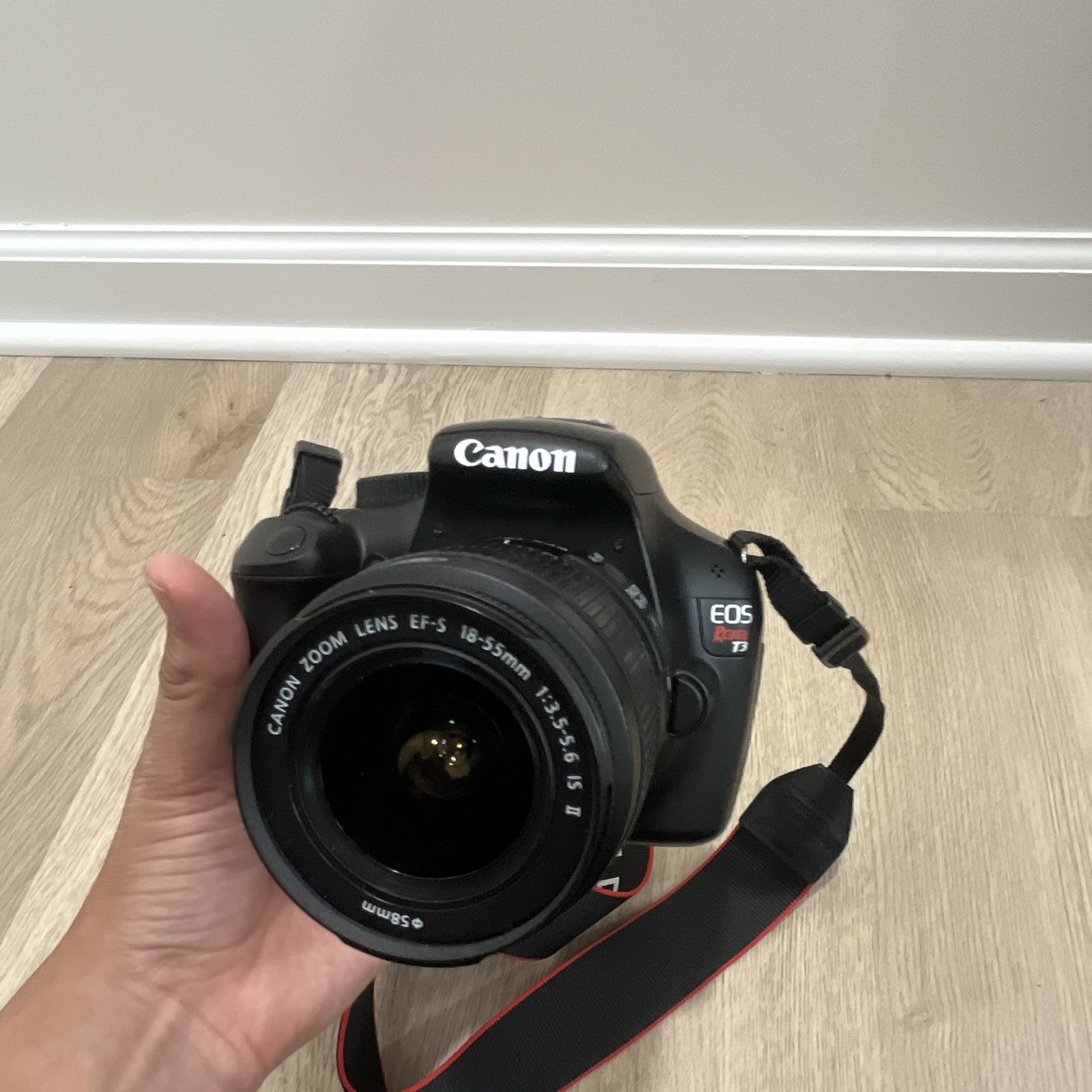 Canon EOS Rebel T3 DSLR Camera Bundle w/ EF-S 18-55mm + Zoom Lens Charger