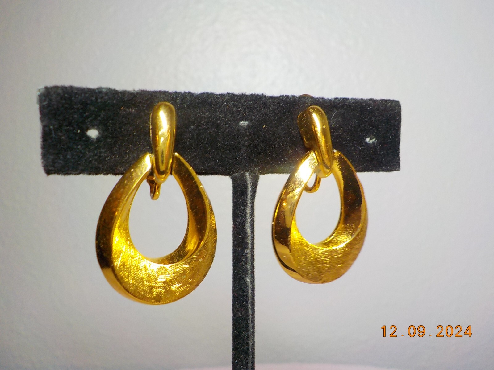 VINTAGE BRUSHED/SMOOTH DOOR KNOCKER CLIP-ON/SCREWBACK EARRINGS PAT 3,175,475