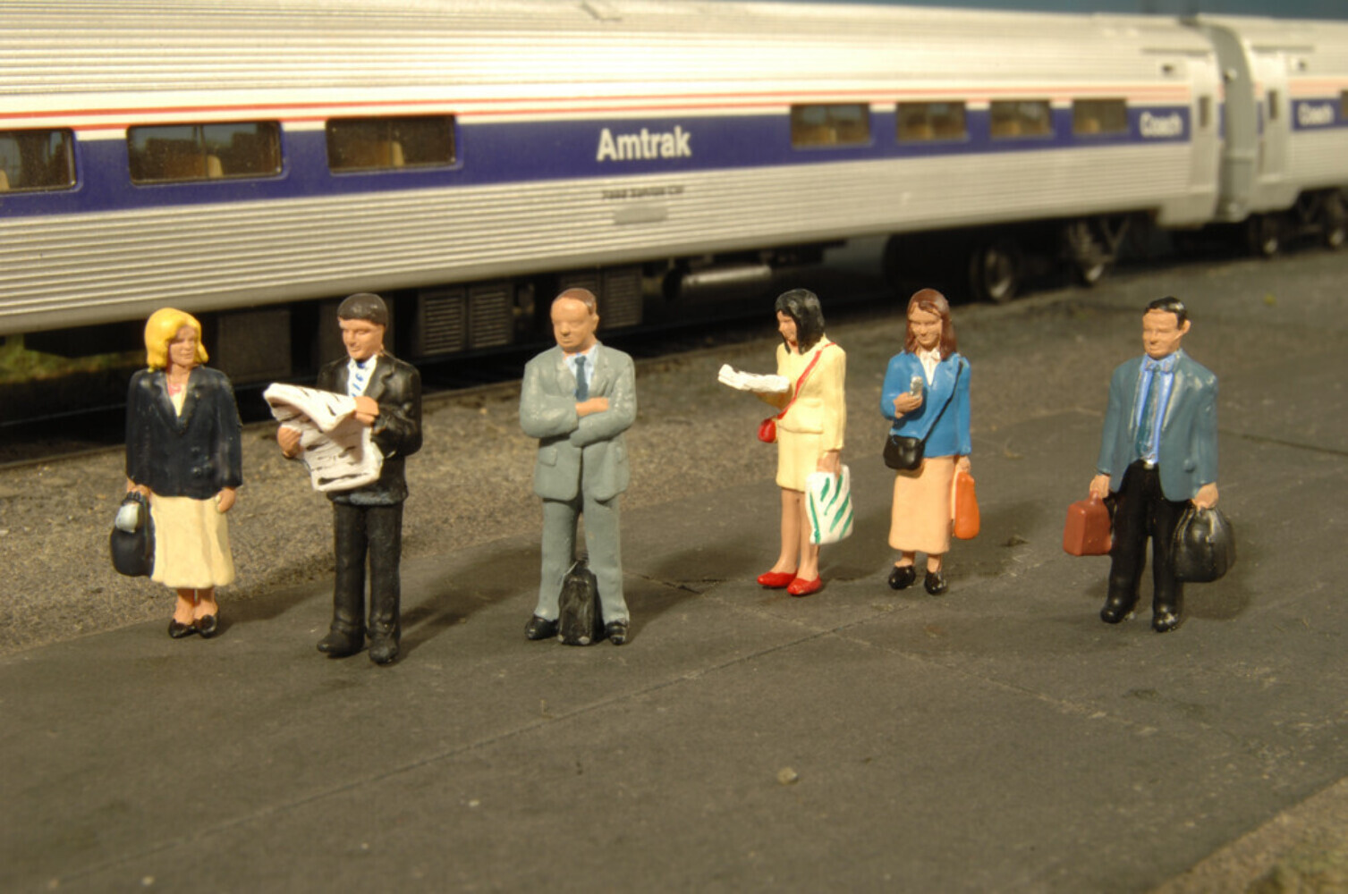 Bachmann 33110 HO Scale Standing Platform Passengers SceneScapes
