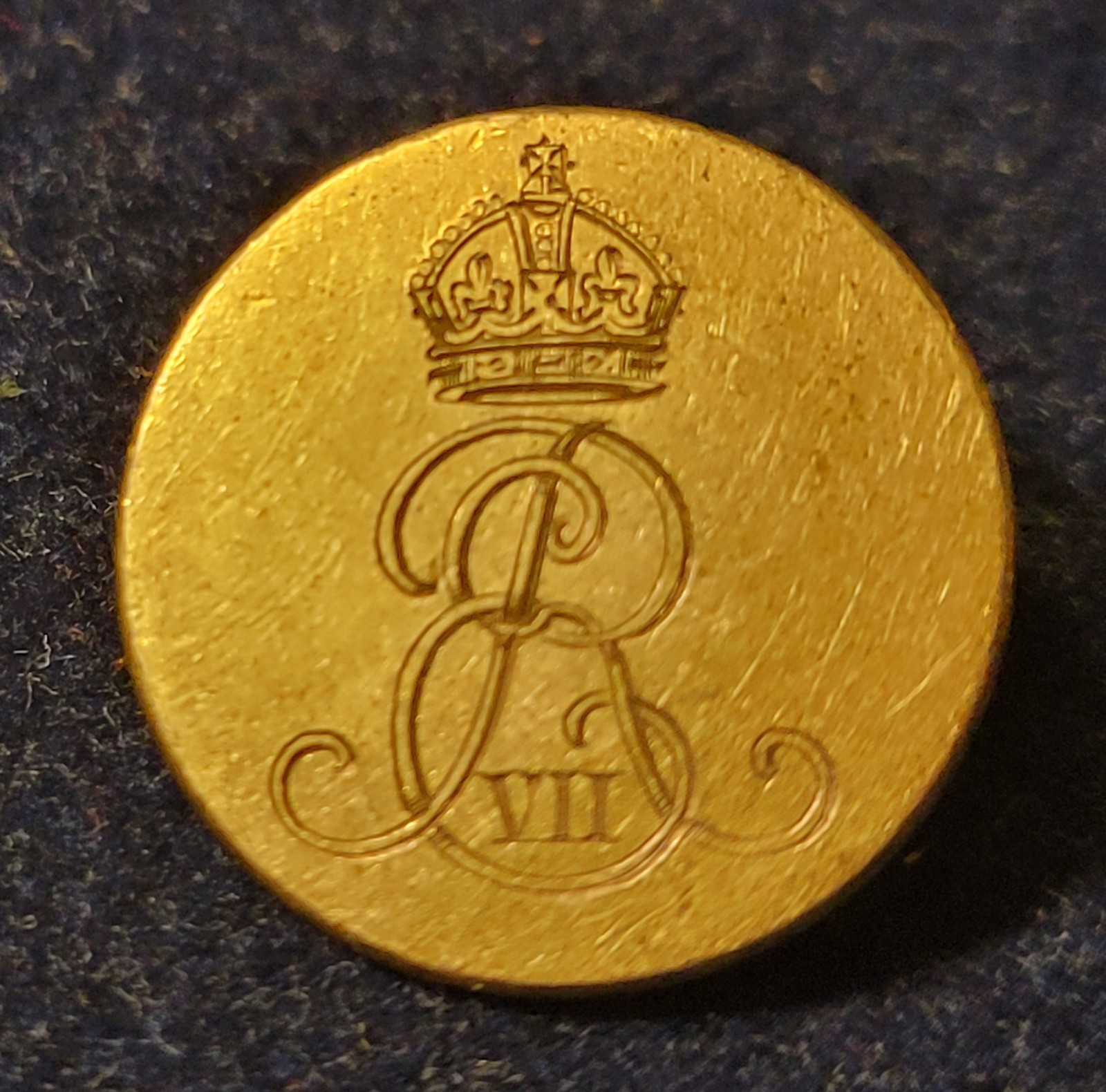 BRITISH BUTTON WITH THE MONOGRAM OF KING EDWARD IIV OF ENGLAND RULED 1901-1910