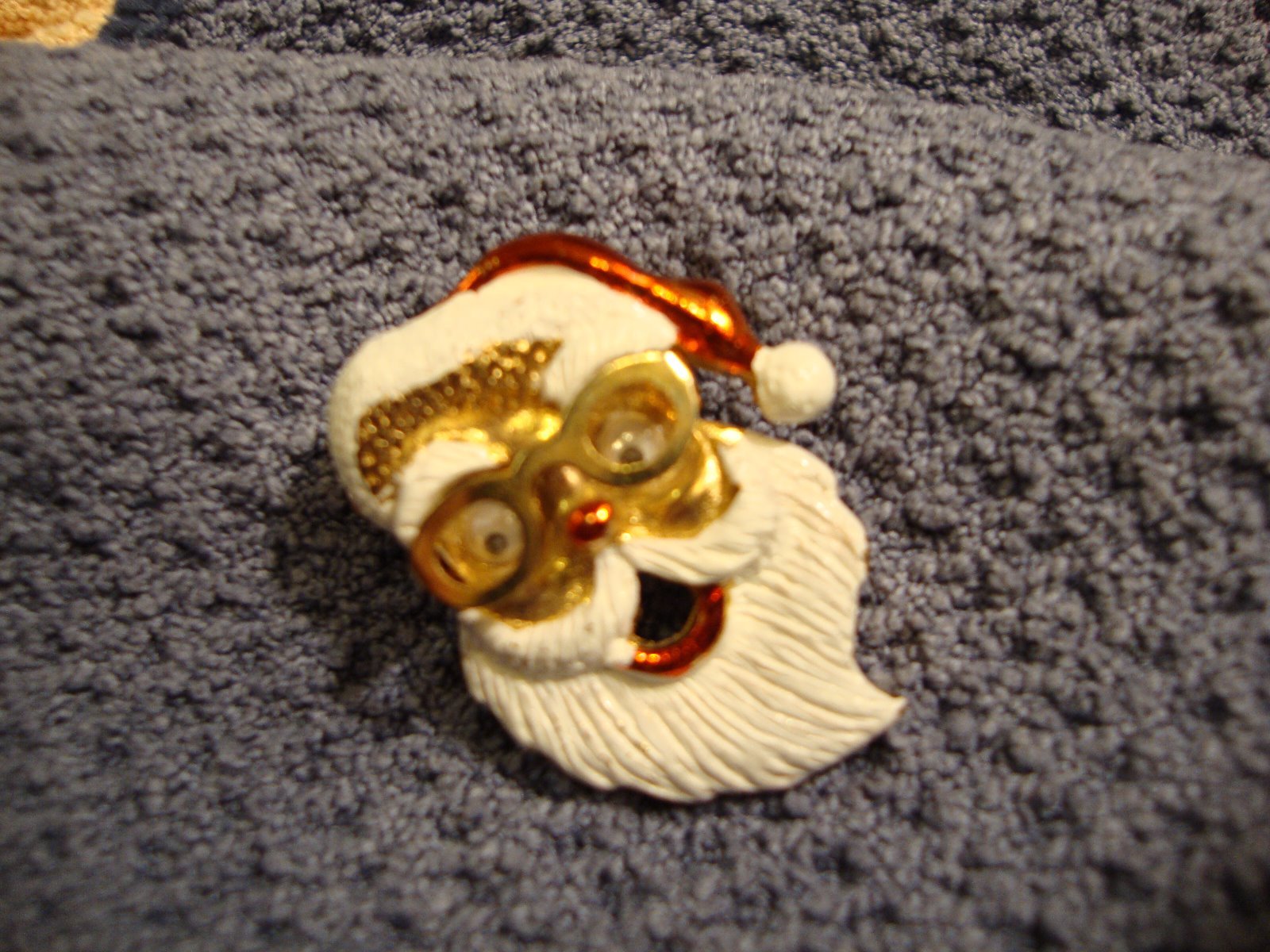 Googly Eyed Santa Christmas Pin w Glasses & Enameling on Gold Tone Metal (014)
