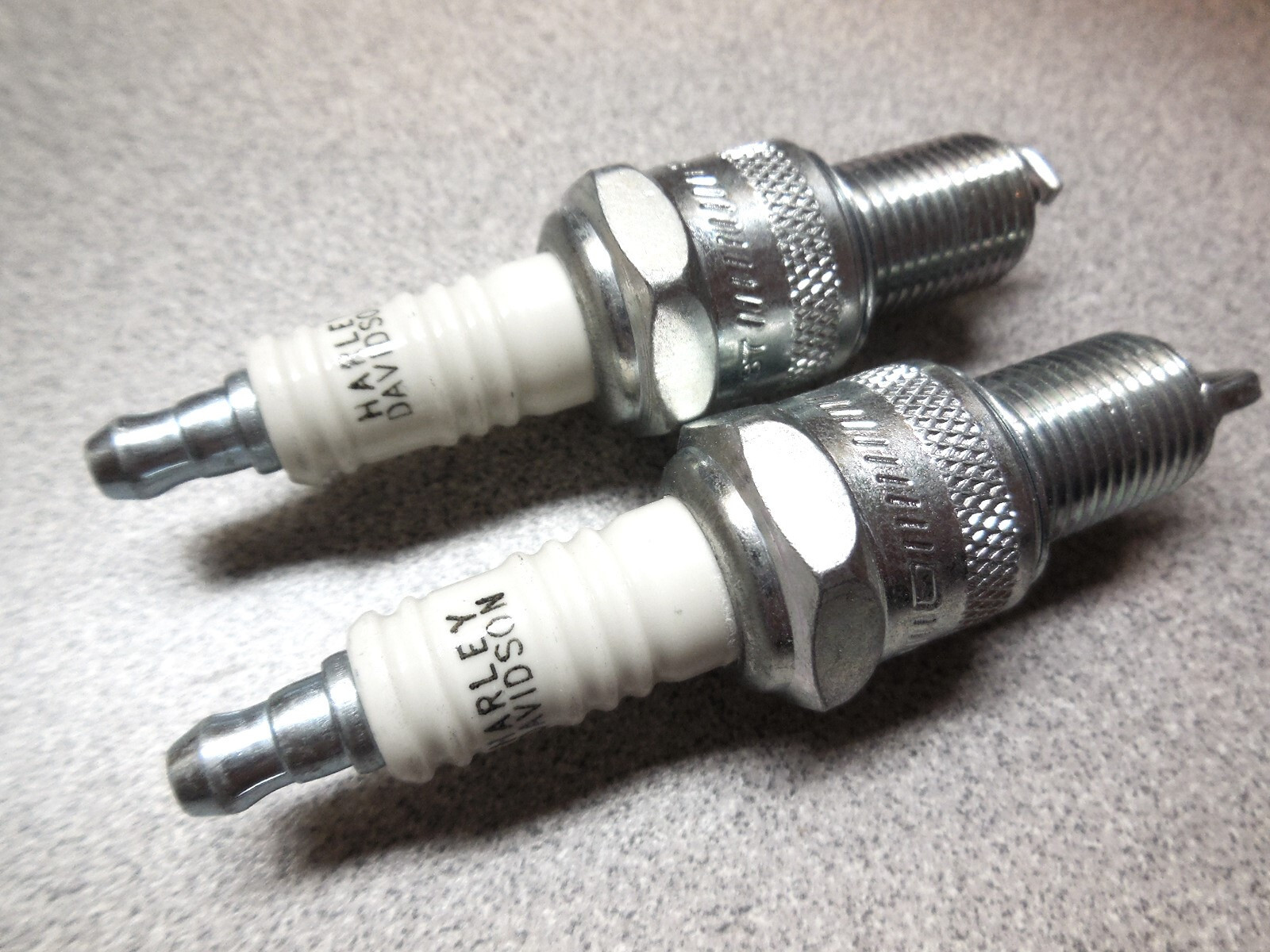 (2) OEM HARLEY '79-84 SHOVELHEAD '84-99 EVO 1340cc SPARK PLUGS 5R6A