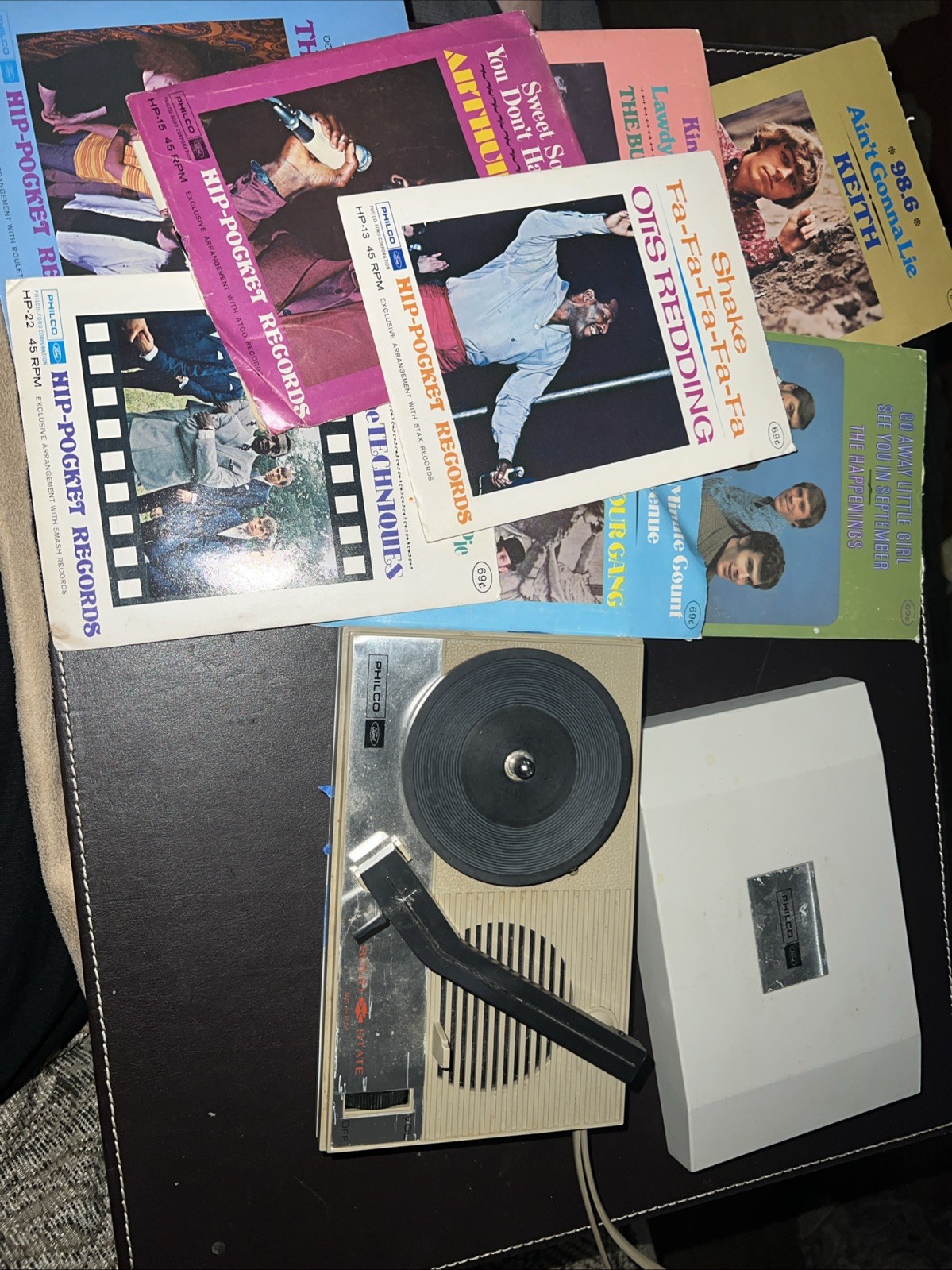 VINTAGE PHILCO FORD PORTABLE 45 RPM MODEL 1369 "PARTS ONLY" + 8 Hip Pocket Vinyl