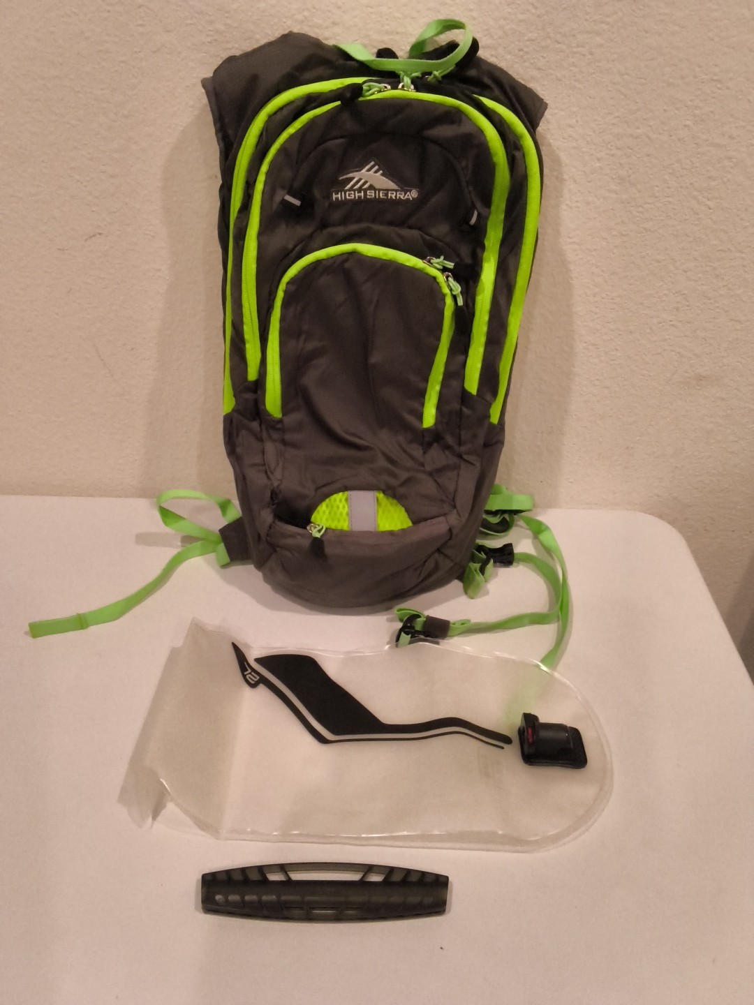 High Sierra Hydration Pack 2L Visalia 9 Backpack Hiking Biking Survival Camping