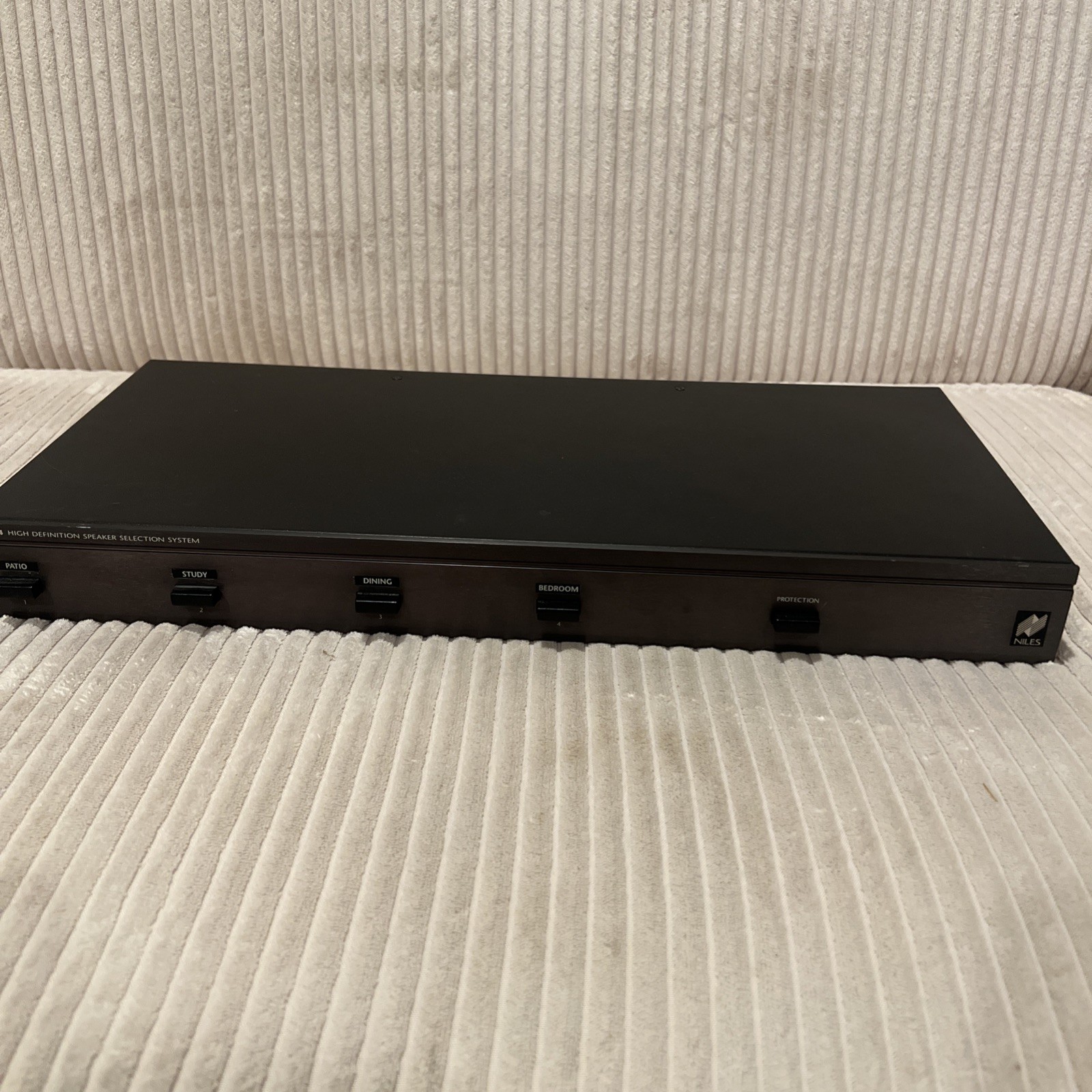 Niles HDL-4 High Definition Speaker Selection System 4 Pair Speaker Selector