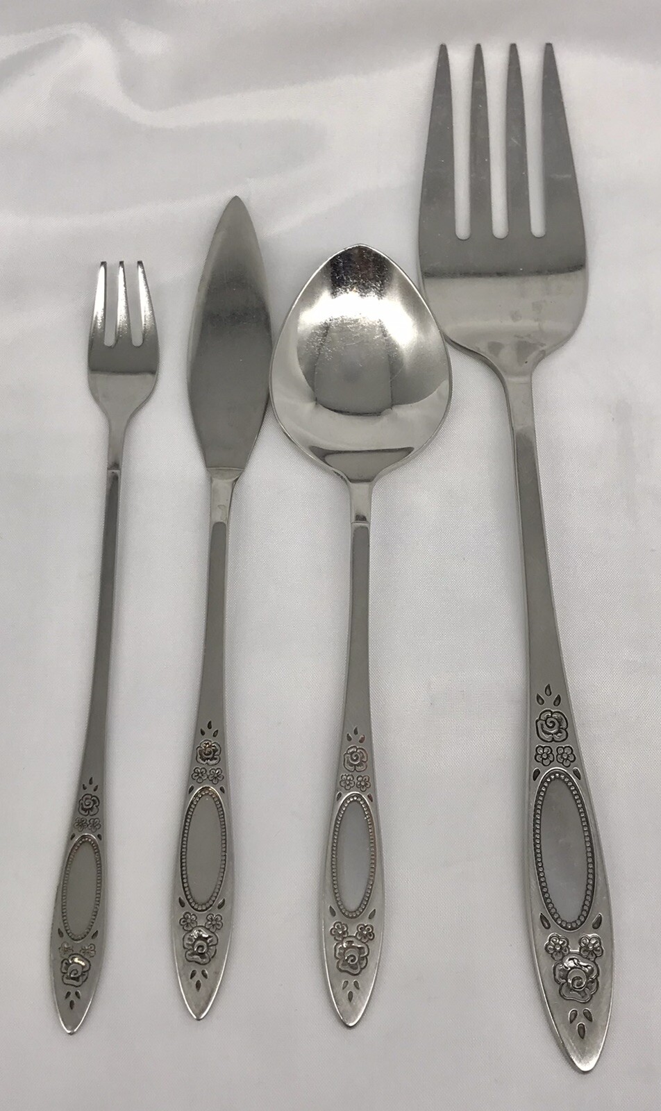 4 Piece Oneida Community Stainless Vignette Serving Lot