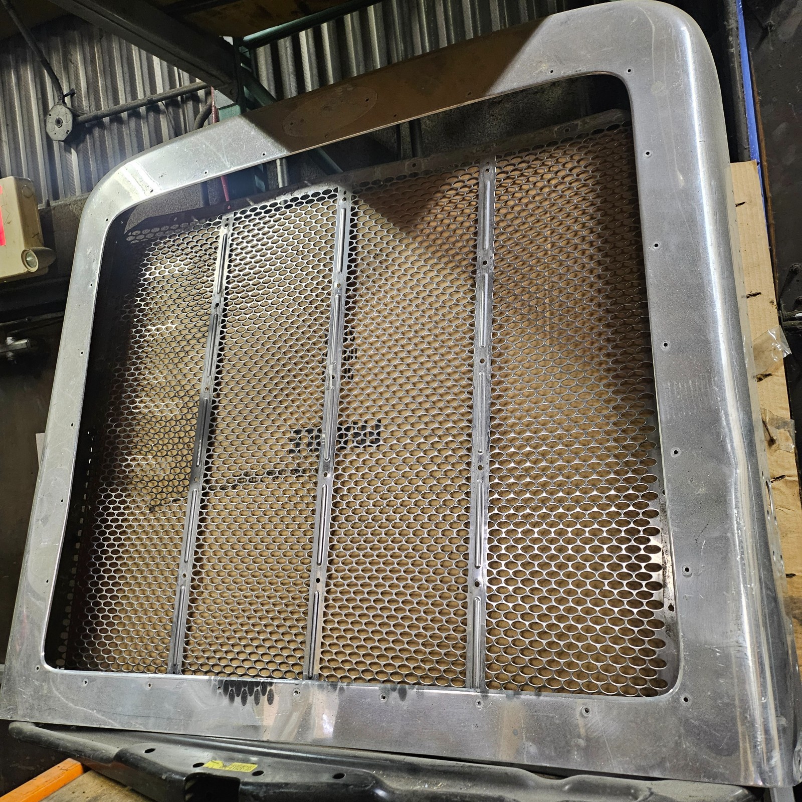 Peterbilt 389/388 Grill and Mesh- Used Parts