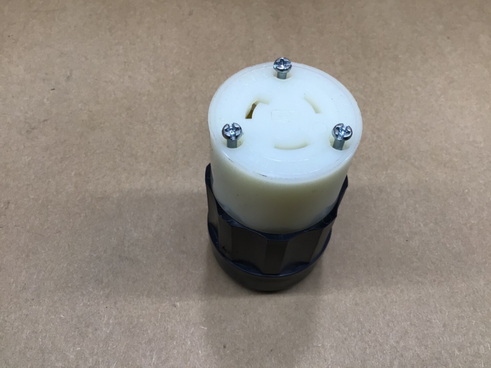 Leviton 2313 2-Pole 3-Wire Grounding Connector Locking #4020L4IAC