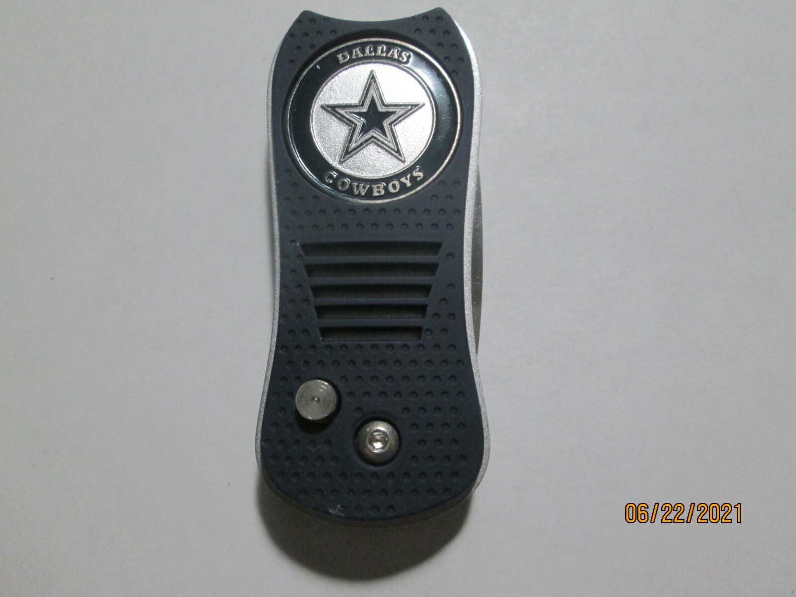 Dallas Cowboys 2 Sided Golf Ball Marker w/ Switchfix Switchblade Divot Tool