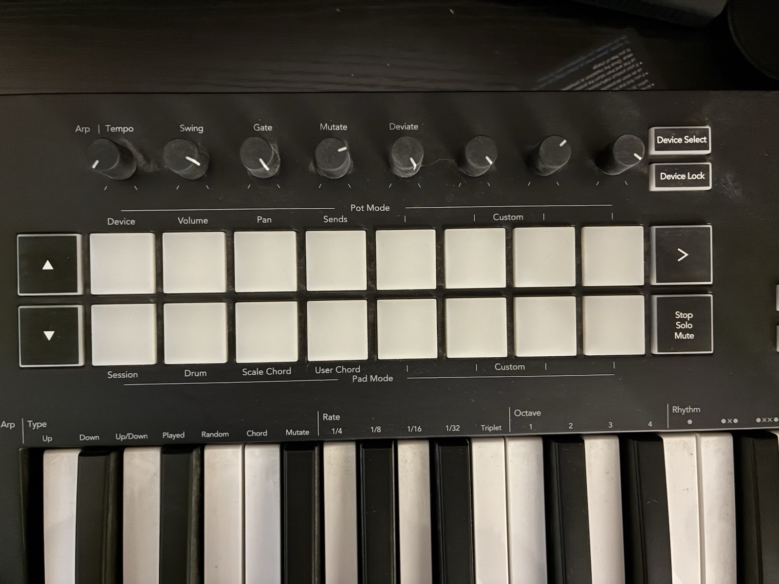 Novation Launchkey 25 MIDI Keyboard Controller Pads Faders Mod Wheel USB