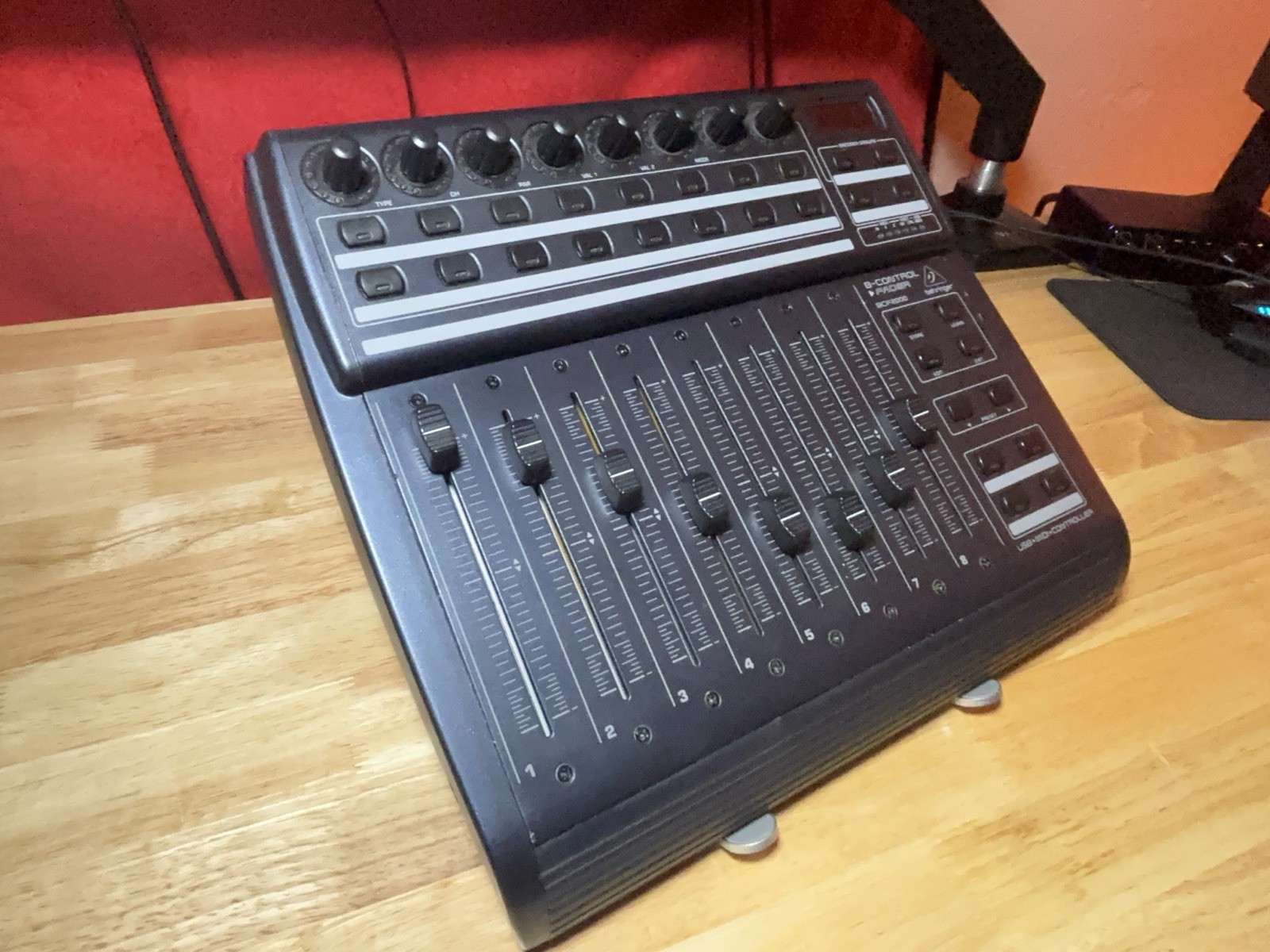 Behringer B-Control BCF2000 USB Controller BCF-2000 Control Surface U241889