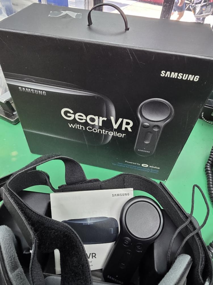 SAMSUNG GEAR VR. COMES WITH CONTROLLER (E13004537)